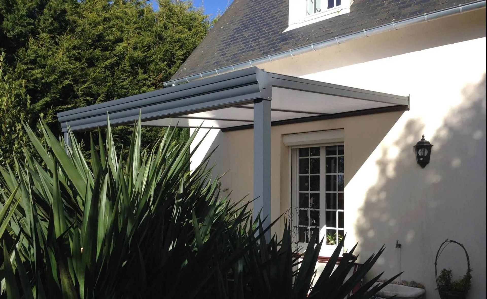 Pergola et fenêtre en PVC installées par Saforge