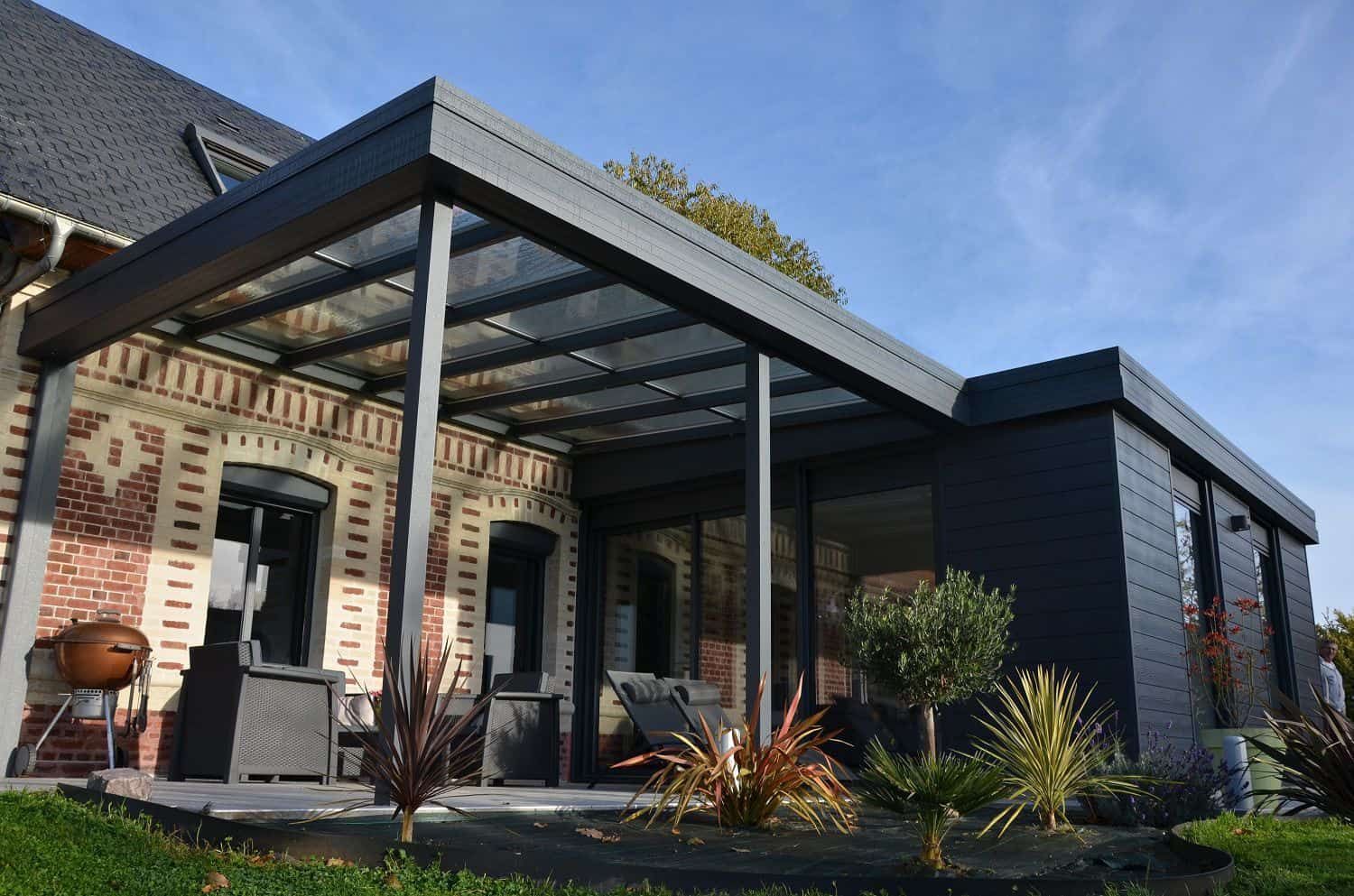 Pergola sur une façade ancienne