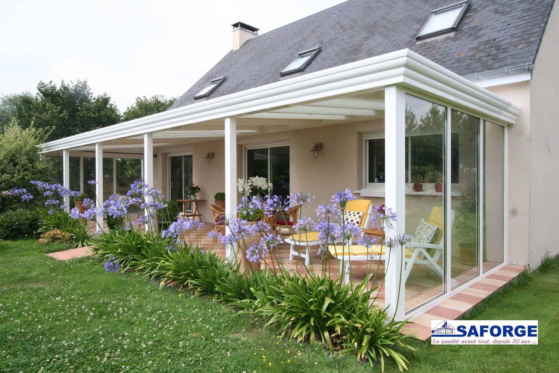 Maison blanche et jardin