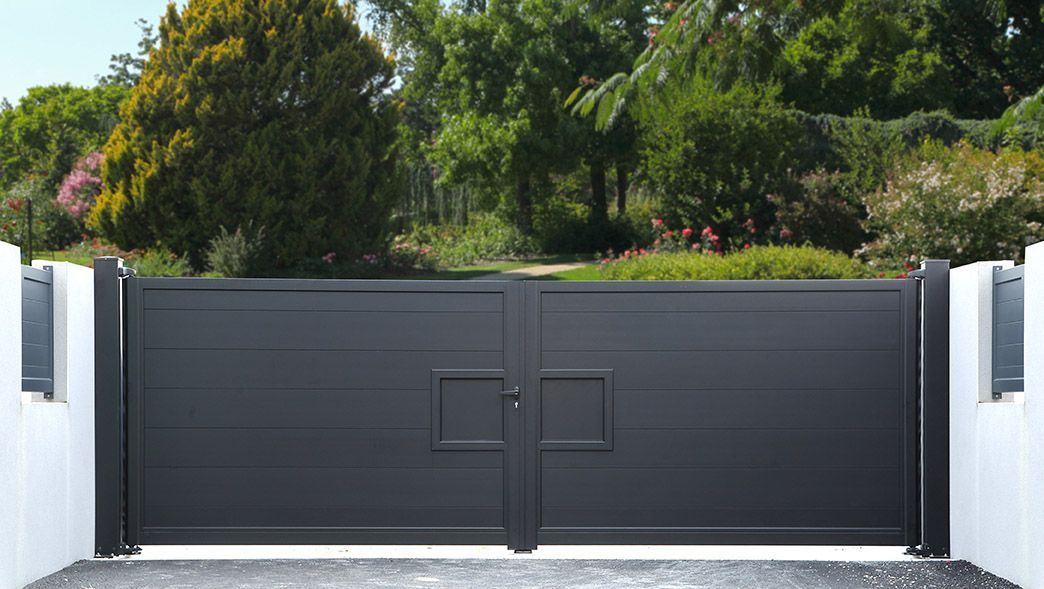 Portail métallique gris foncé