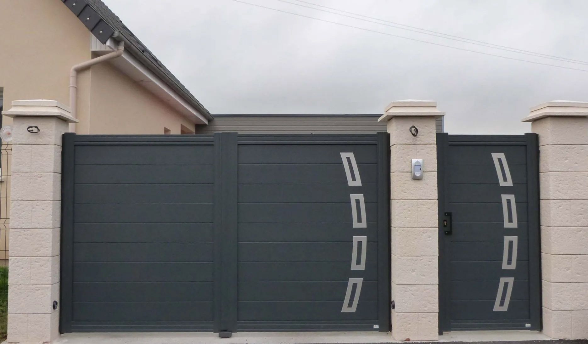 Portail électrique réalisé par Saforge près d'Yvetot