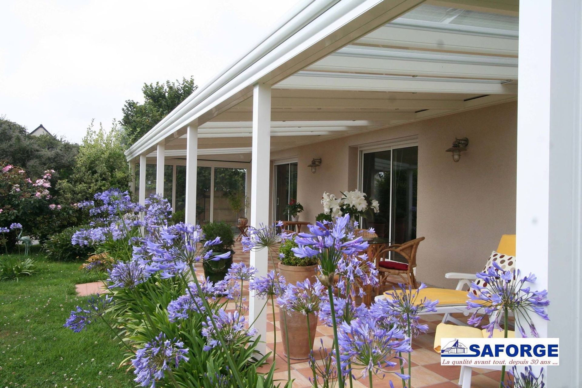 Pergola et jardin fleuri