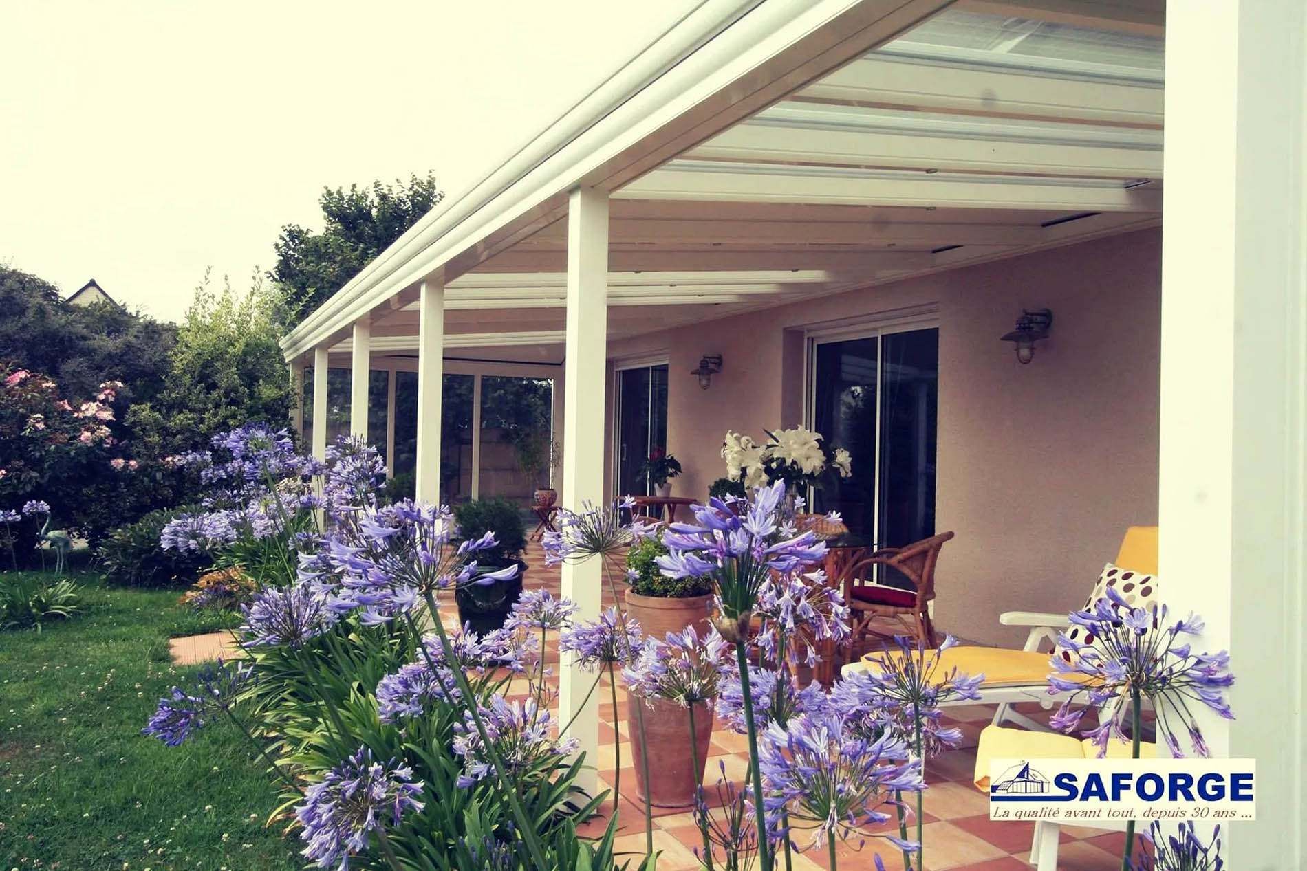 Maison blanche et fleurs violettes