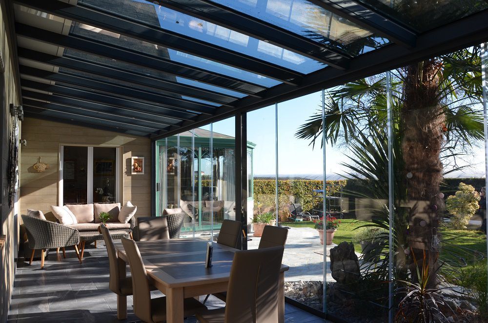 Véranda vue de l'intérieur avec un palmier