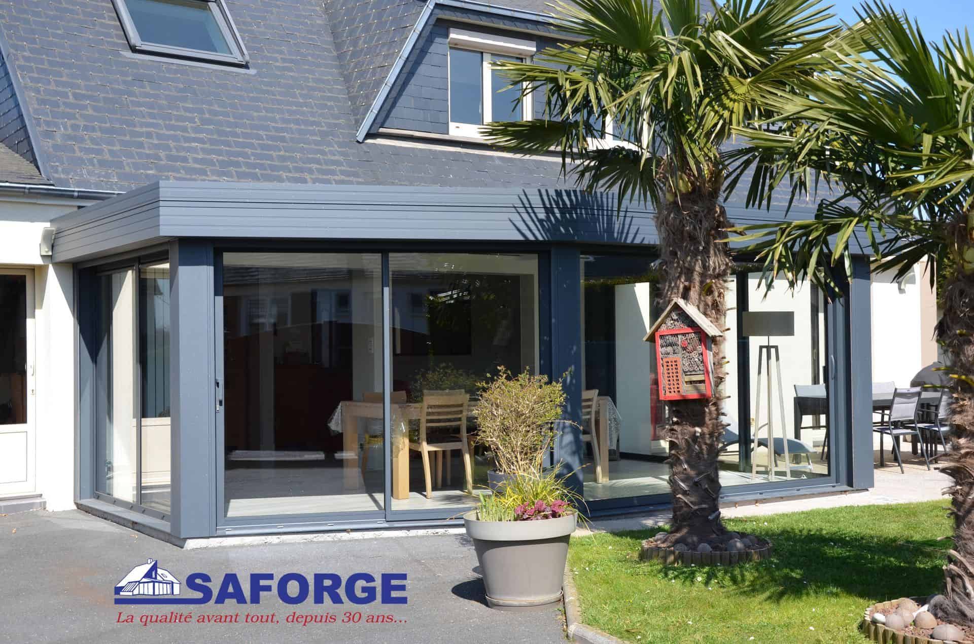Véranda vue de face avec un palmier