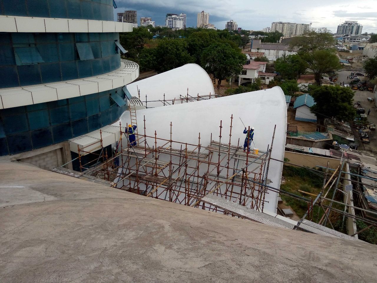 A large building is being built with scaffolding around it.