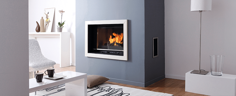 Insert design dans un mur gris