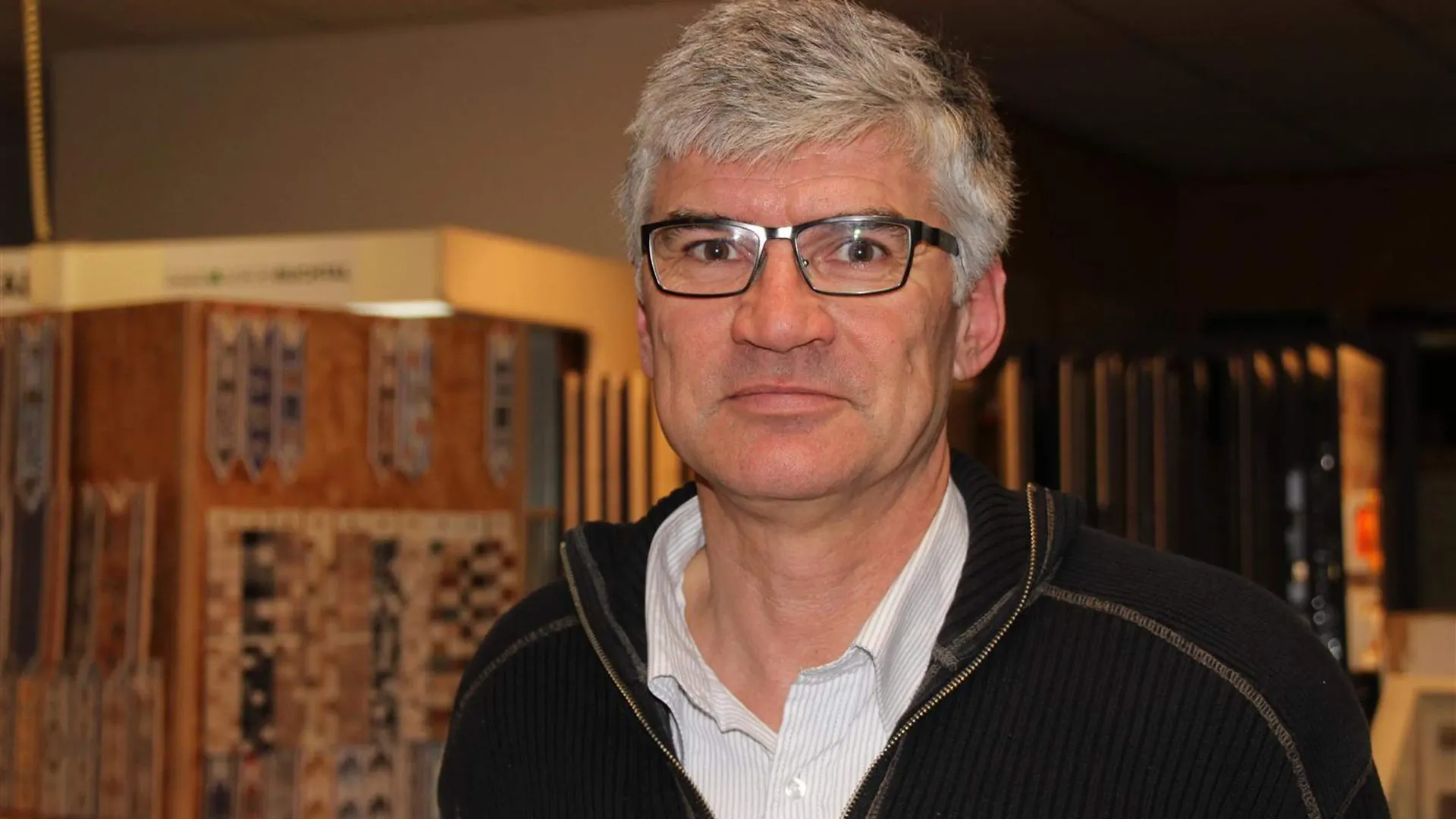 Vertragsunterzeichnung, Männer in Anzügen, Smartphone, Notizbuch