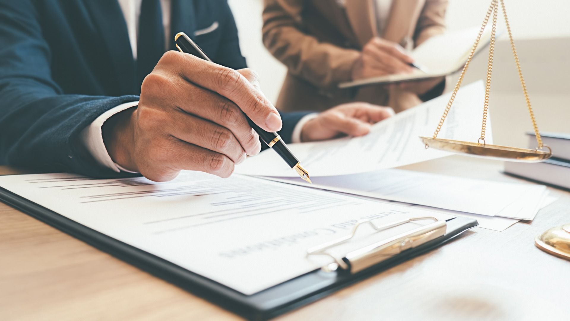 Vertragsunterzeichnung, Papier auf Klemmbrett