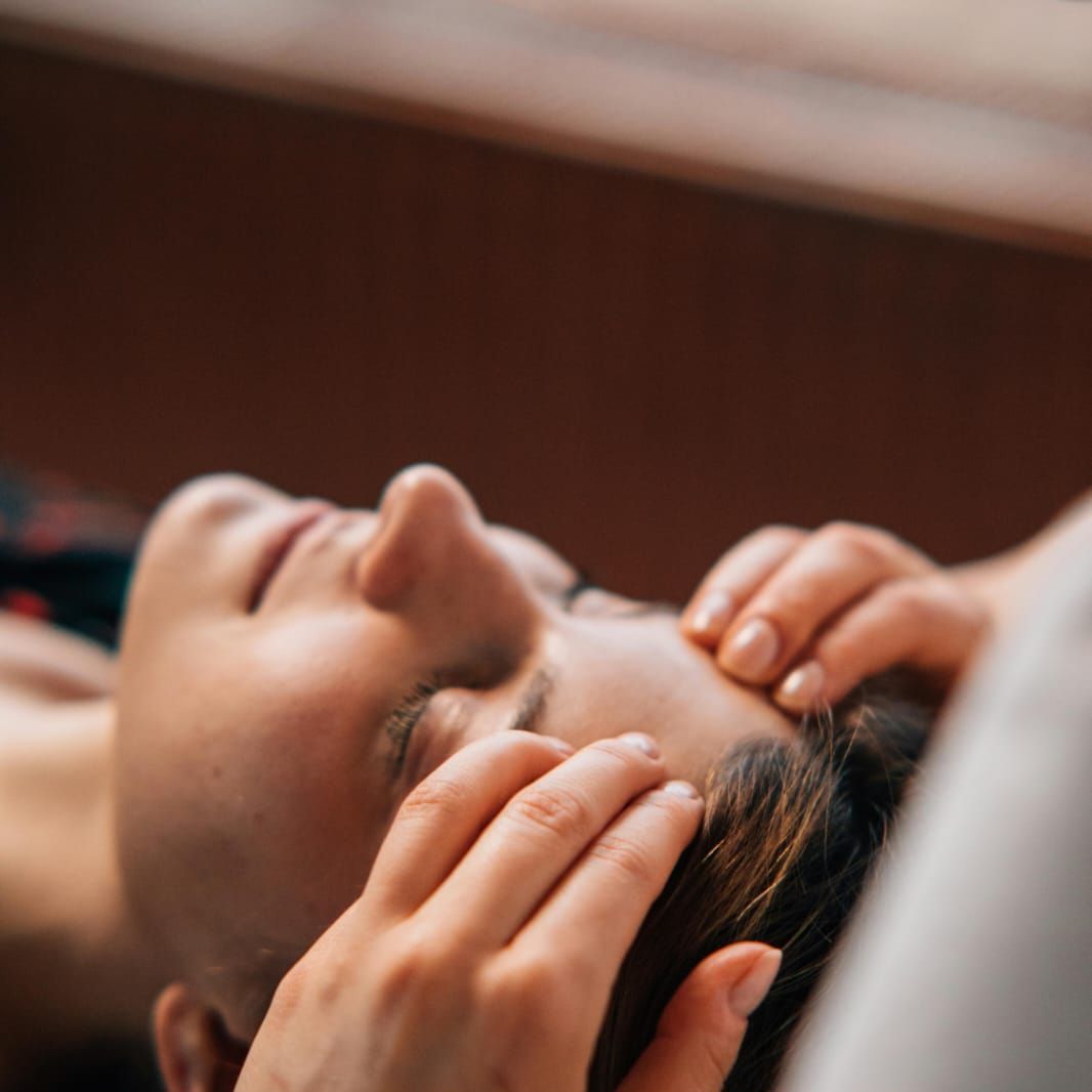 Massage de la tête (migraine)