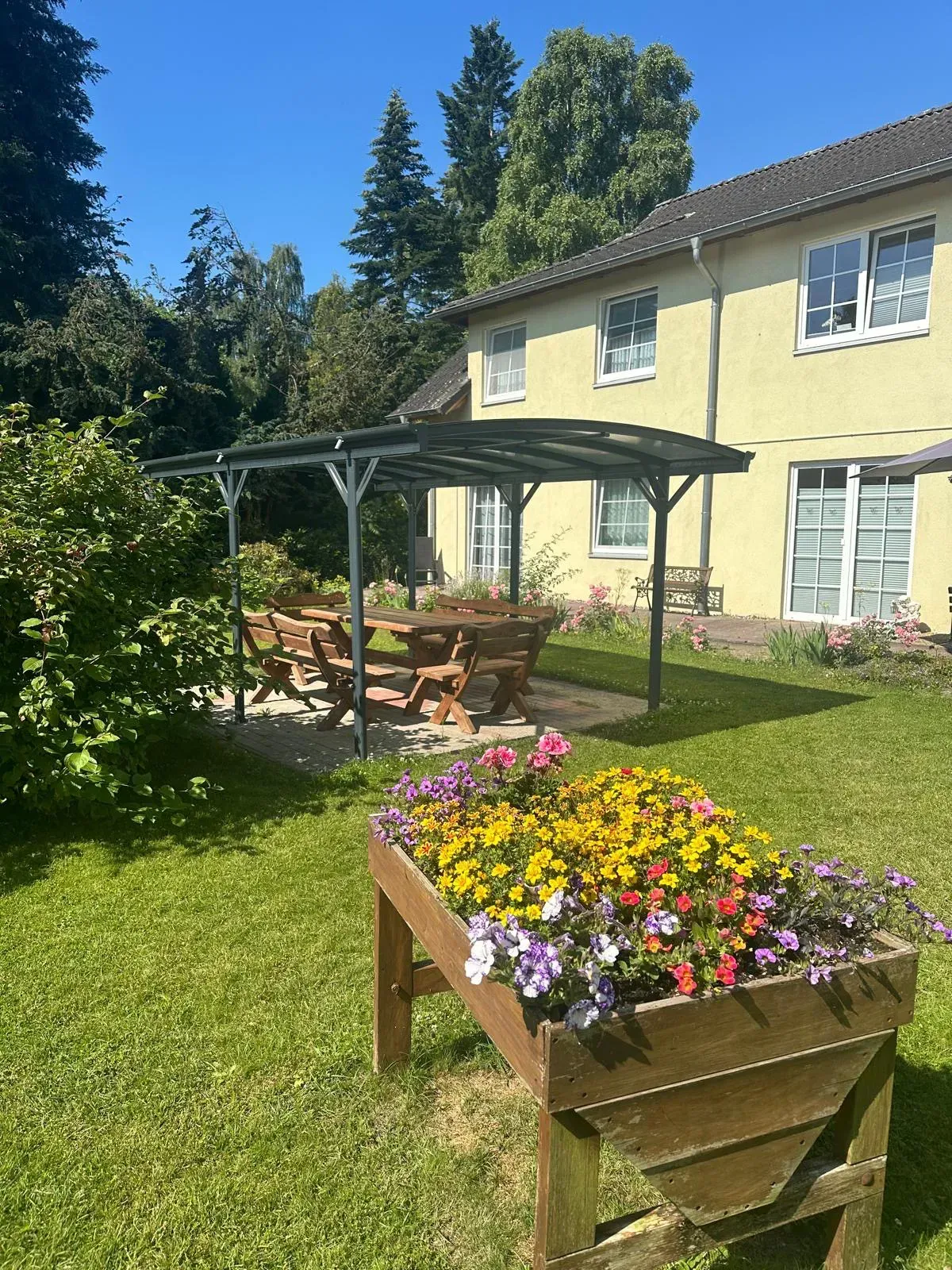 Ein Haus mit einer großen Wiese davor