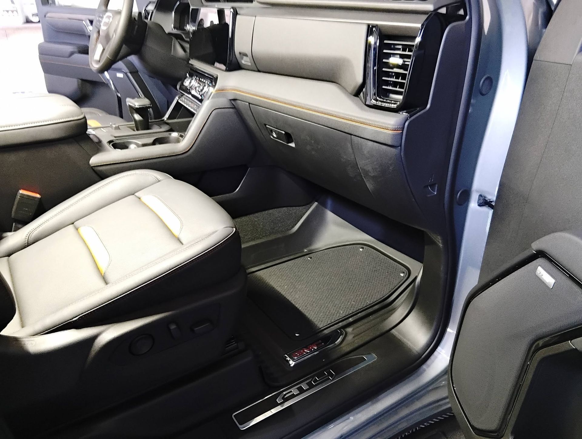 Intérieur de voiture avec des sièges haut de gamme, une console centrale et un tableau de bord.