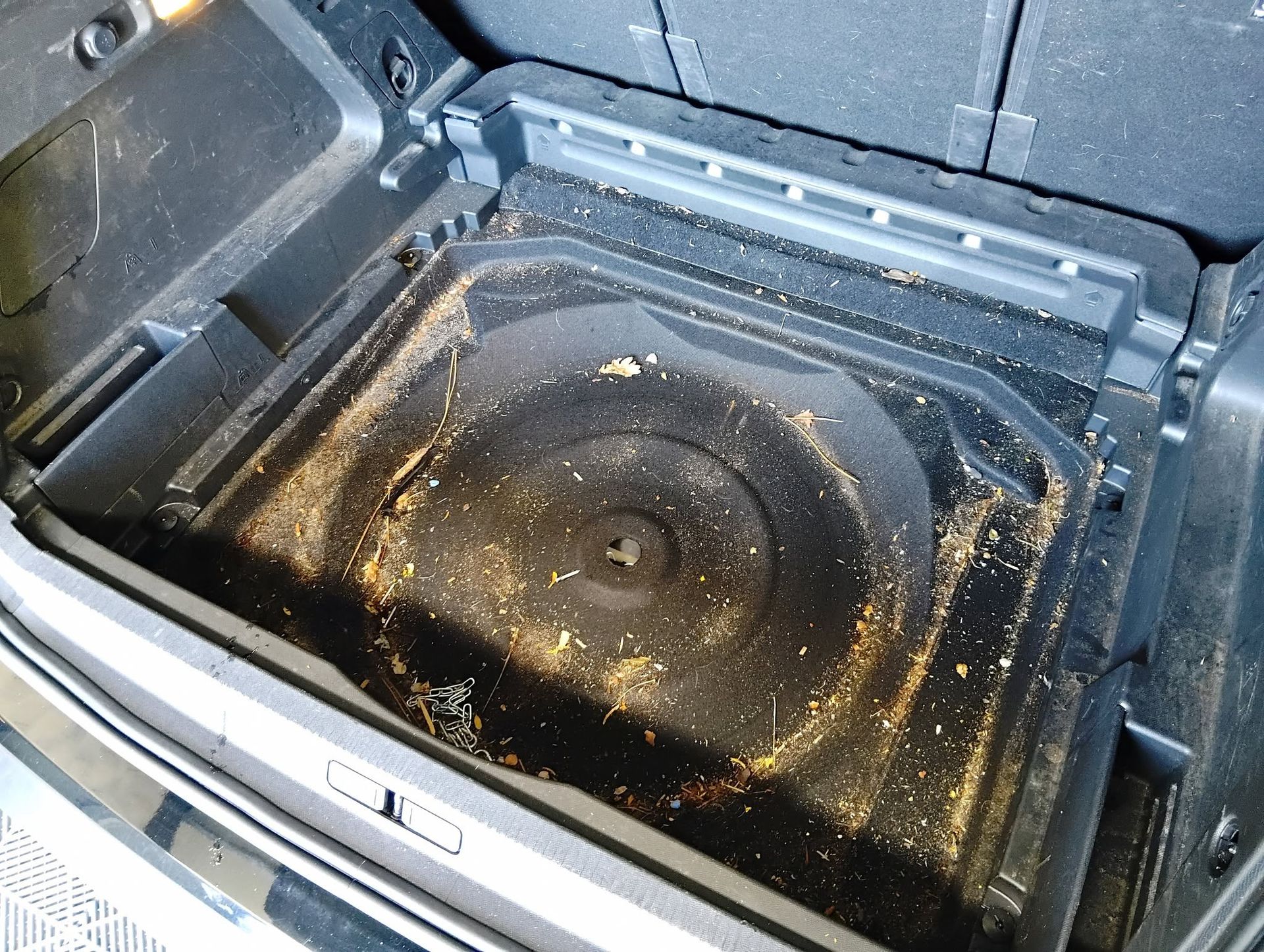 Intérieur d'un coffre de voiture sale.