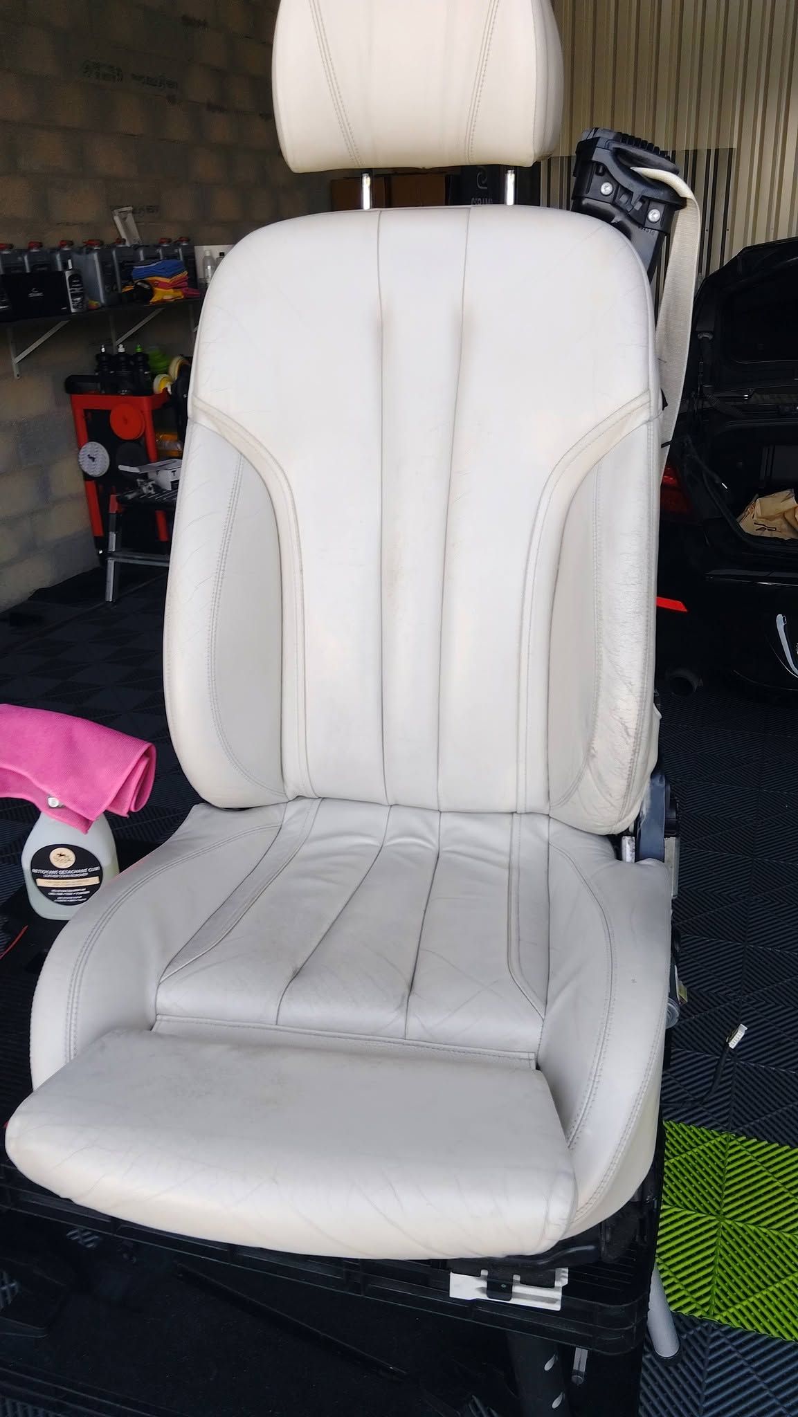 Siège de voiture en cuir rénové.