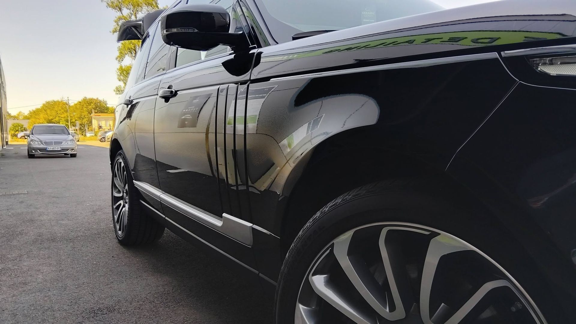 Un SUV stationné sur une route.