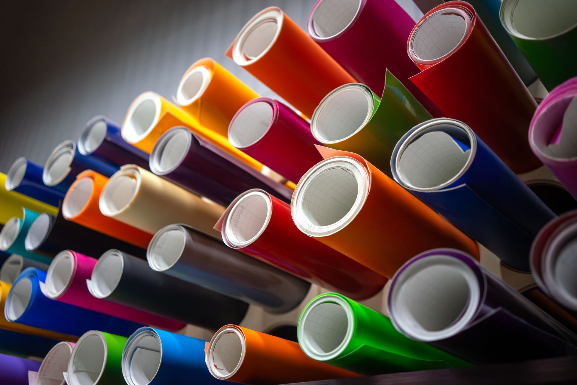 Des tubes colorés et empilés.