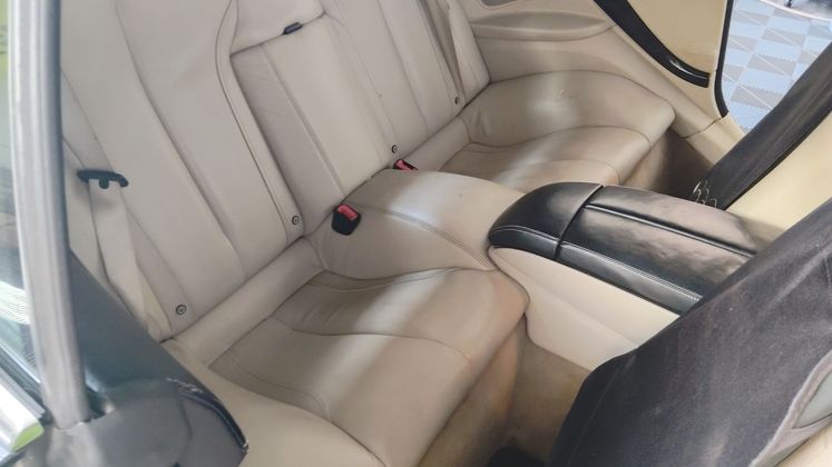 Banquette arrière de voiture en cuir ceintures de sécurité.