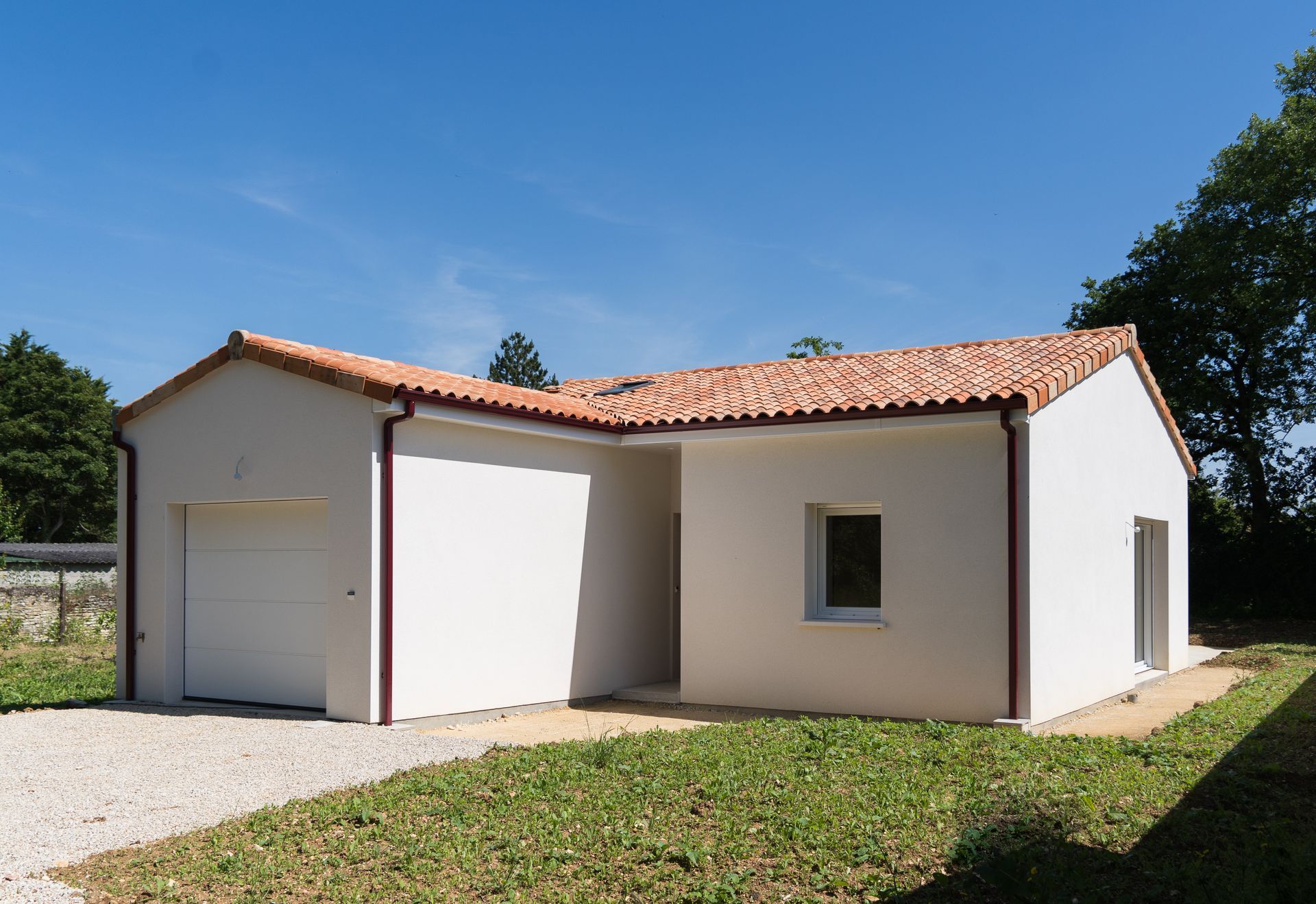 Maison de plain pied avec toit en tuiles