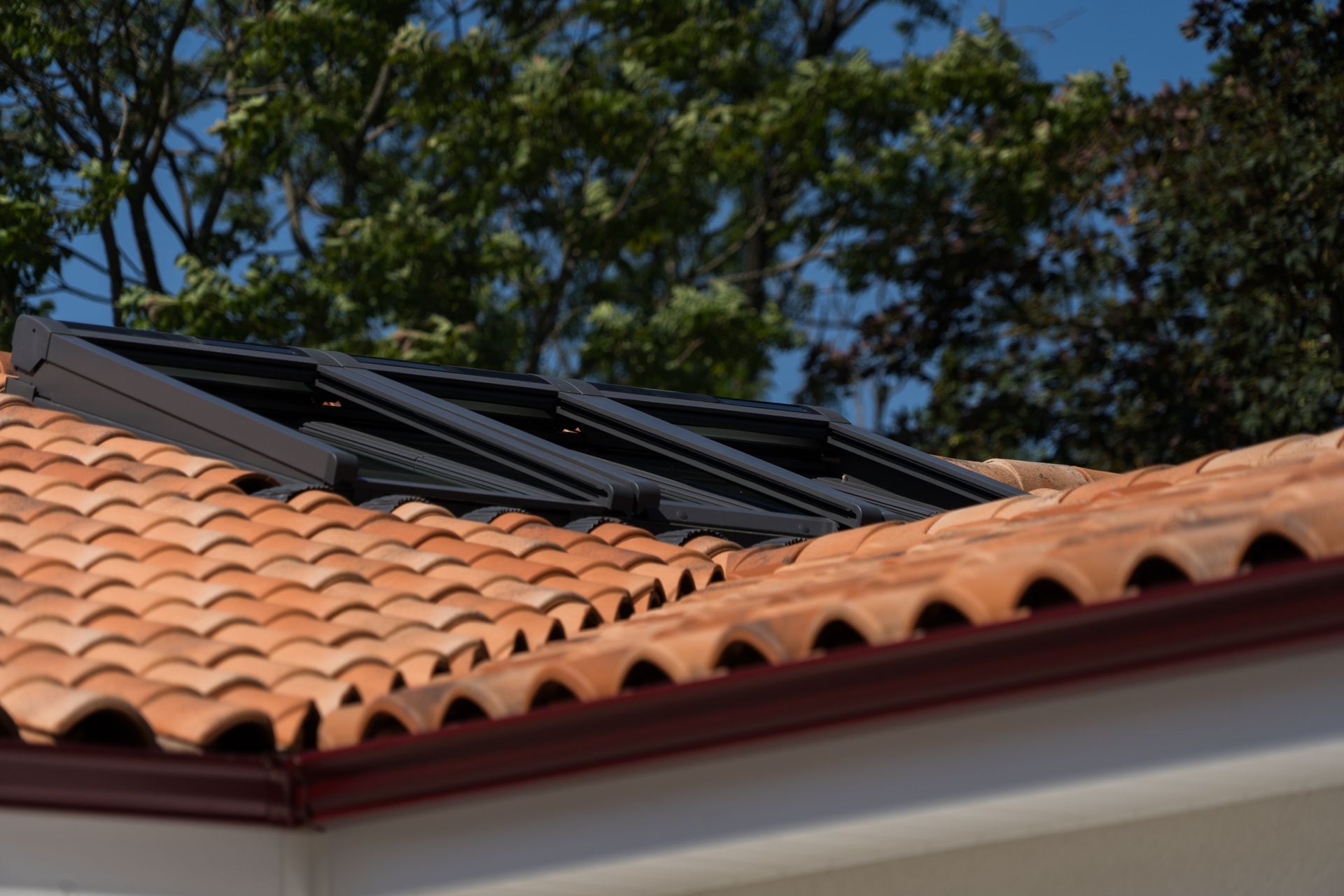 Toit de maison avec fenêtres de toit