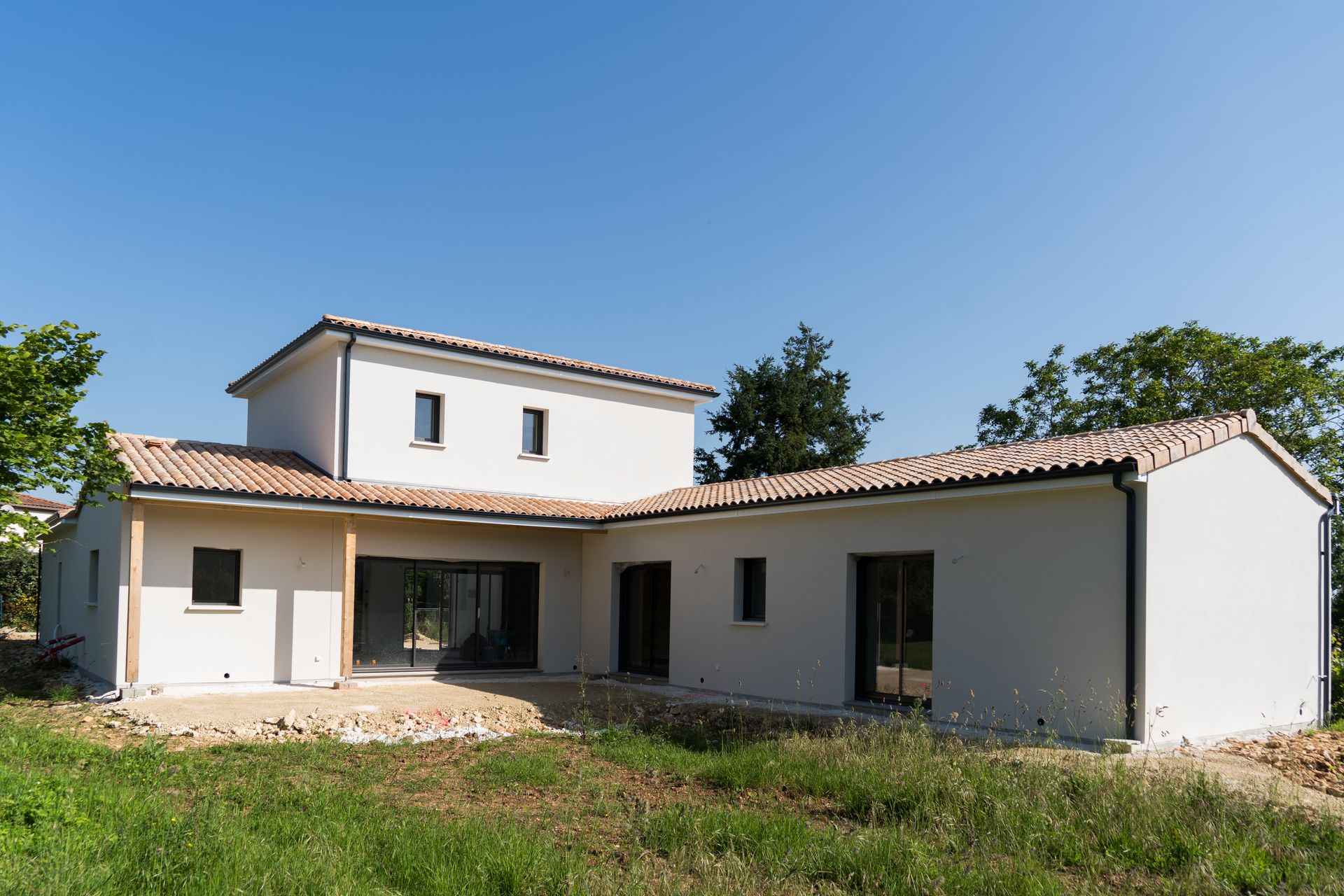 Belle maison à étage en train d'être construite