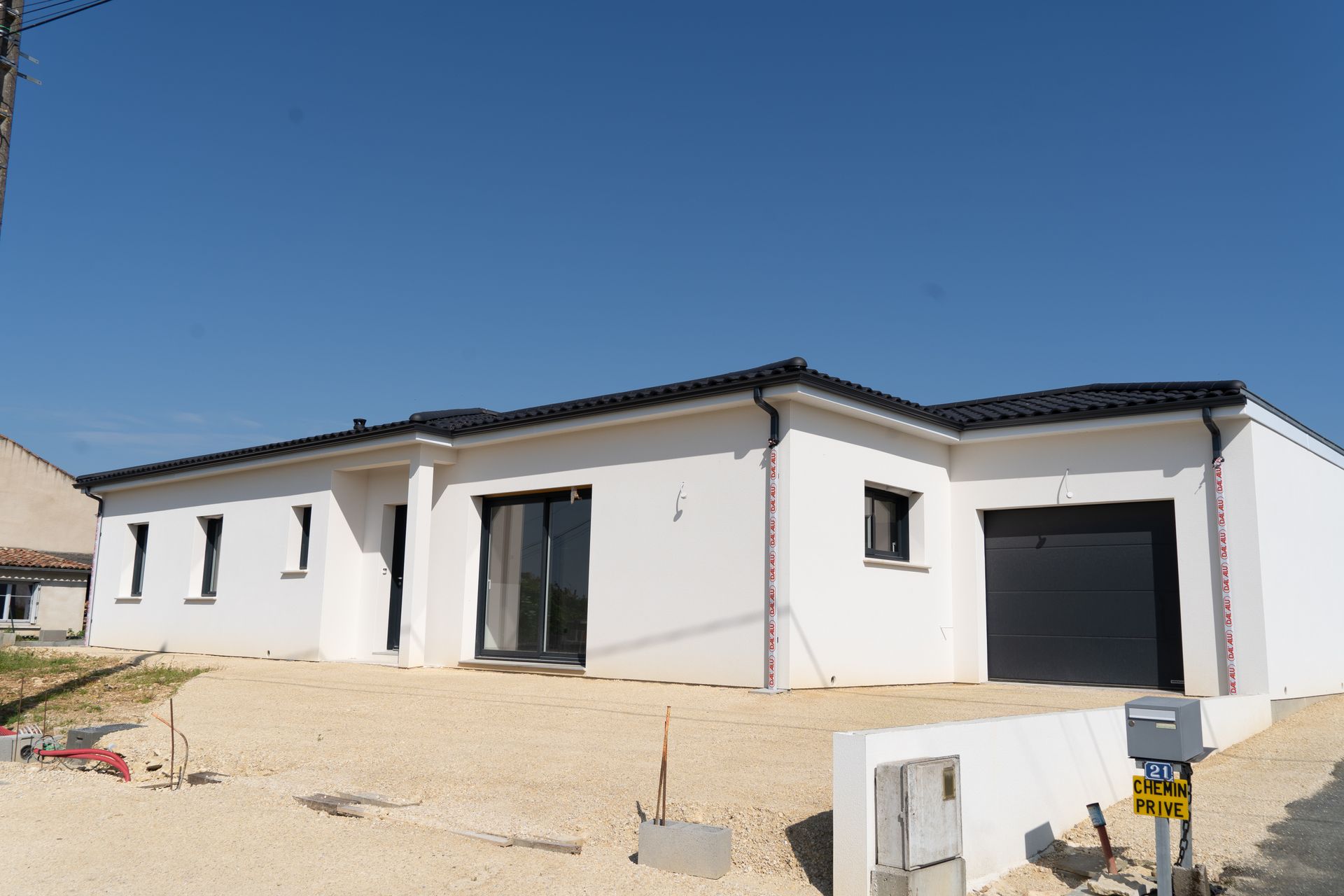 Belle maison de plain pied en train d'être construite
