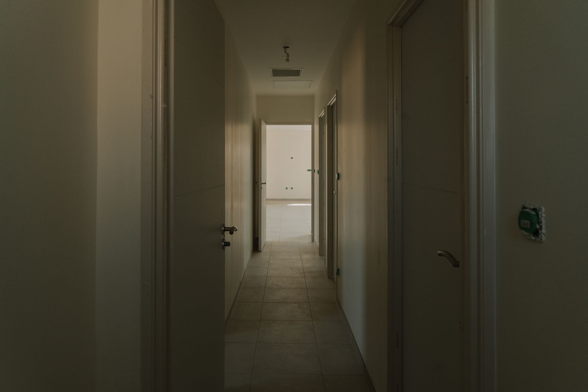 Couloir carrelé dans une maison