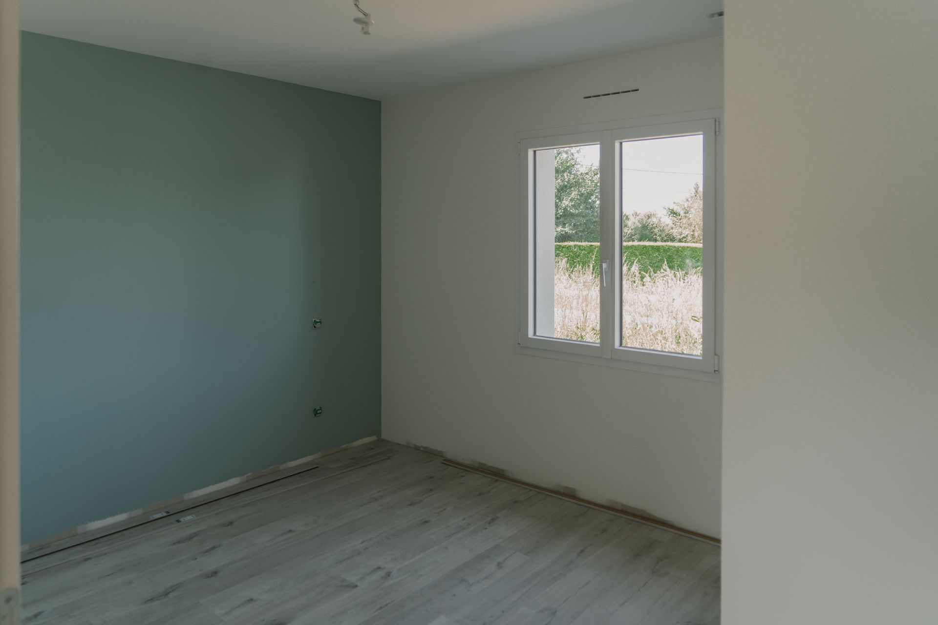Pièce avec un mur bleu