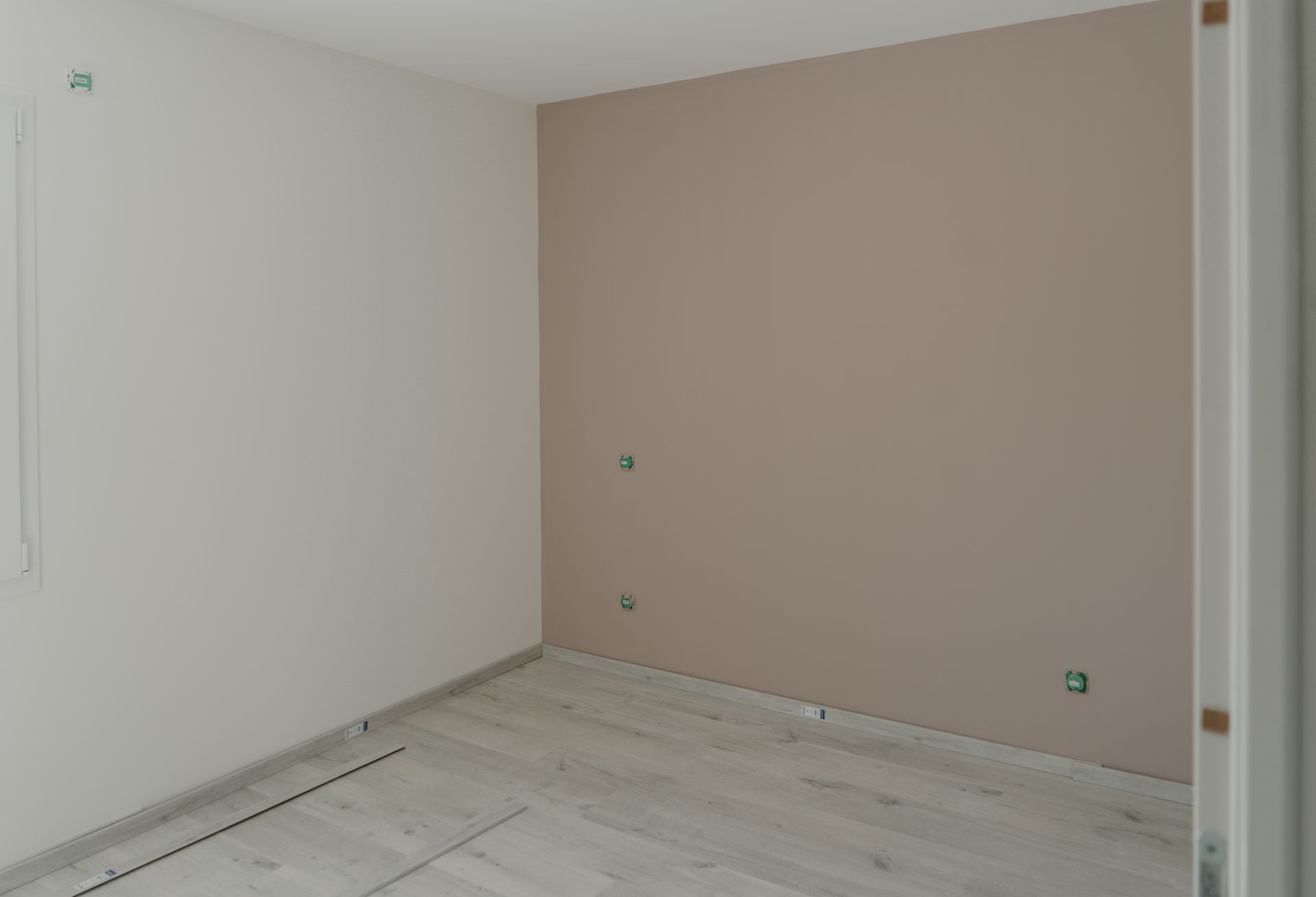 Pièce avec un mur beige