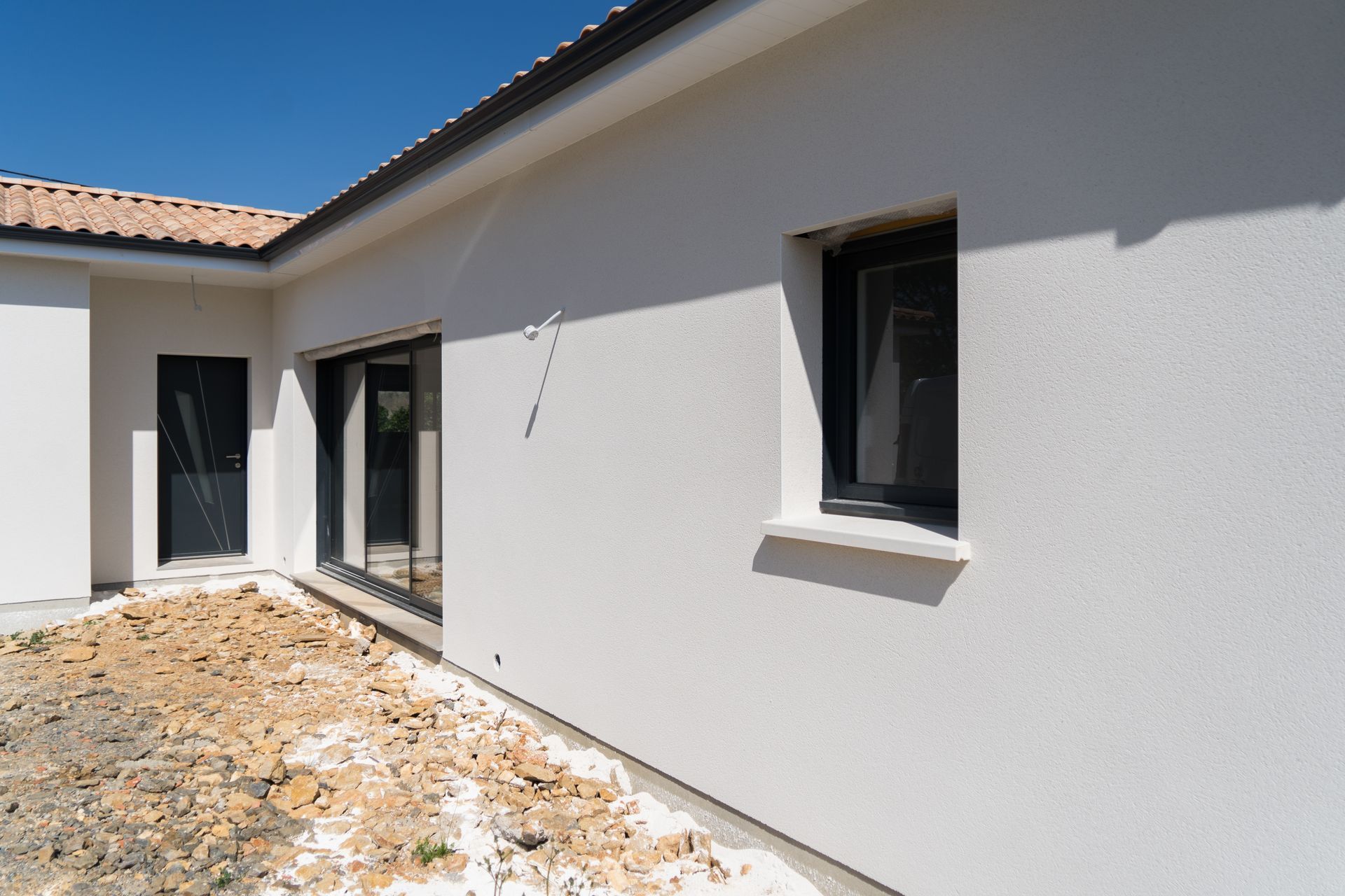 Maison de plain pied à la façade blanche
