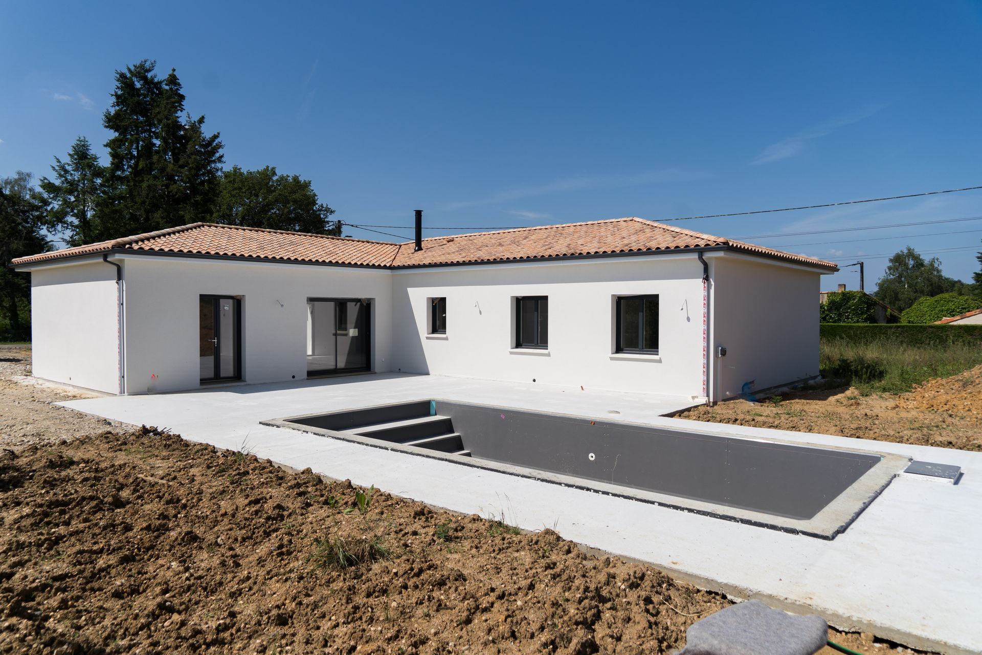 Maison avec piscine creusée vide
