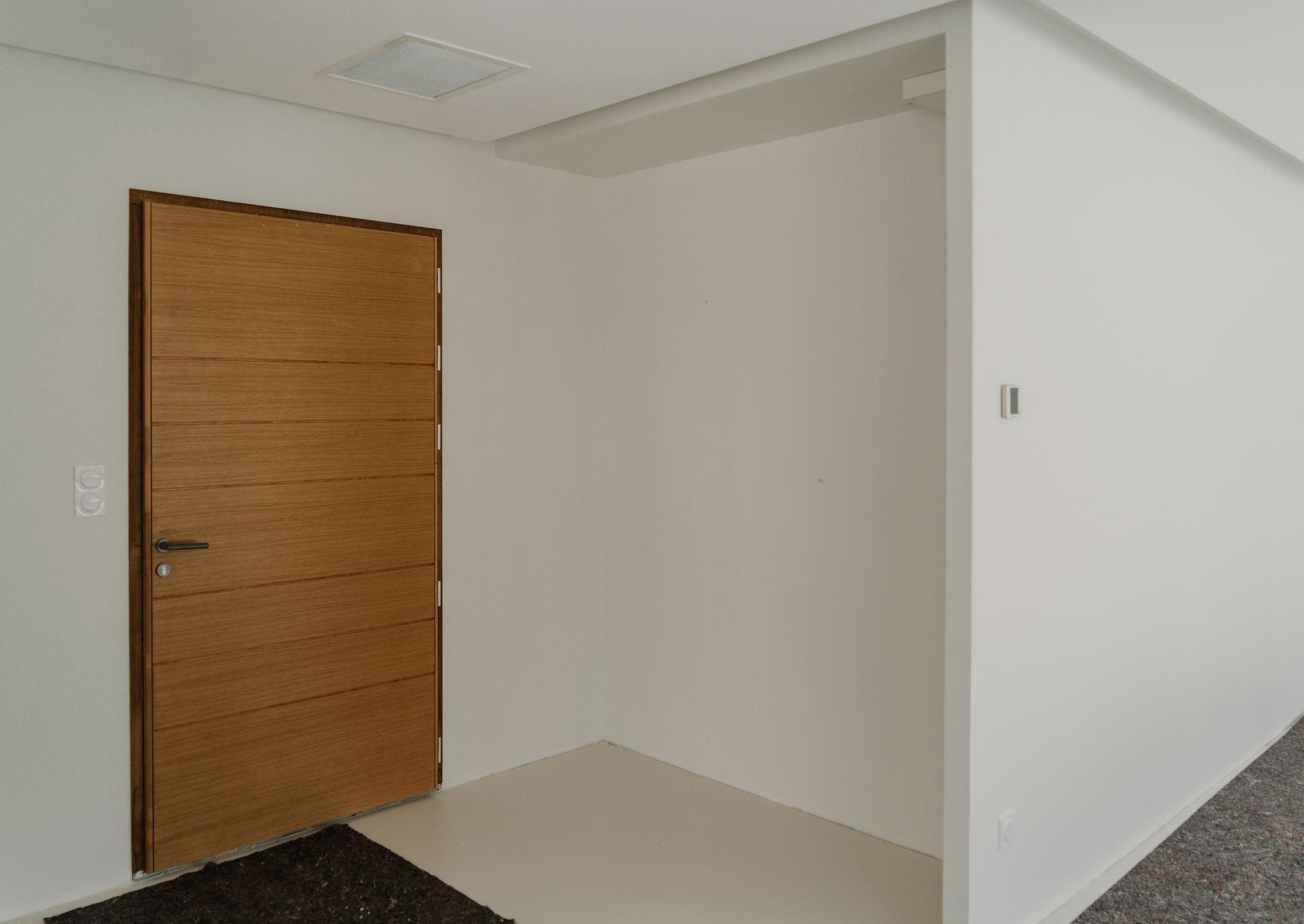 Petite pièce avec porte marron