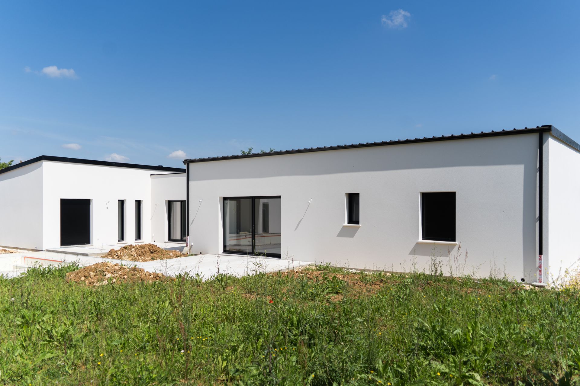Maison de plain pied au crépi blanc