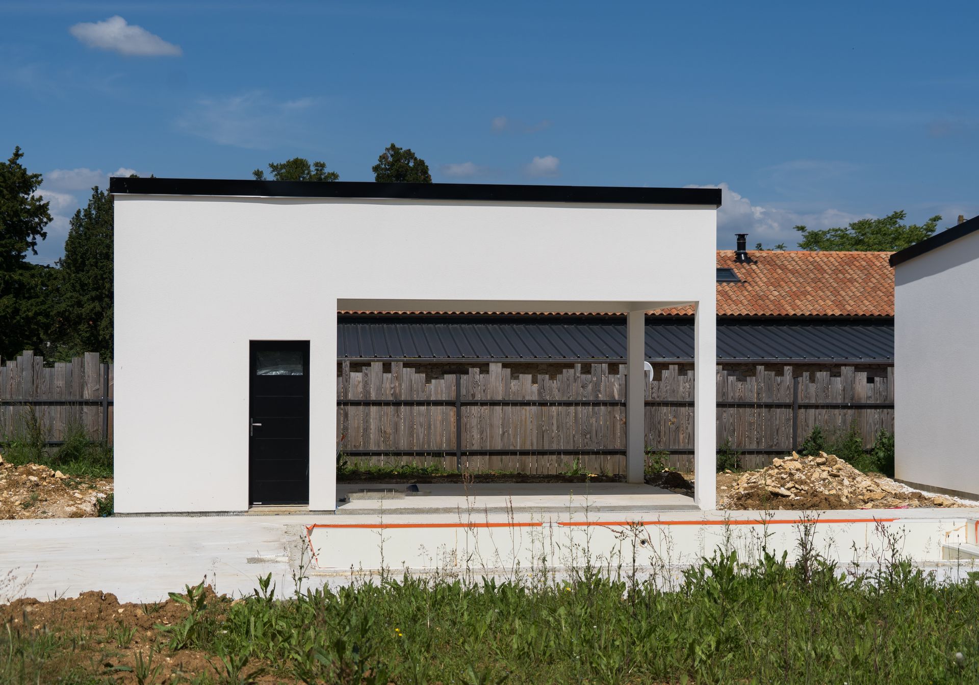 Bâtiment plat avec abri
