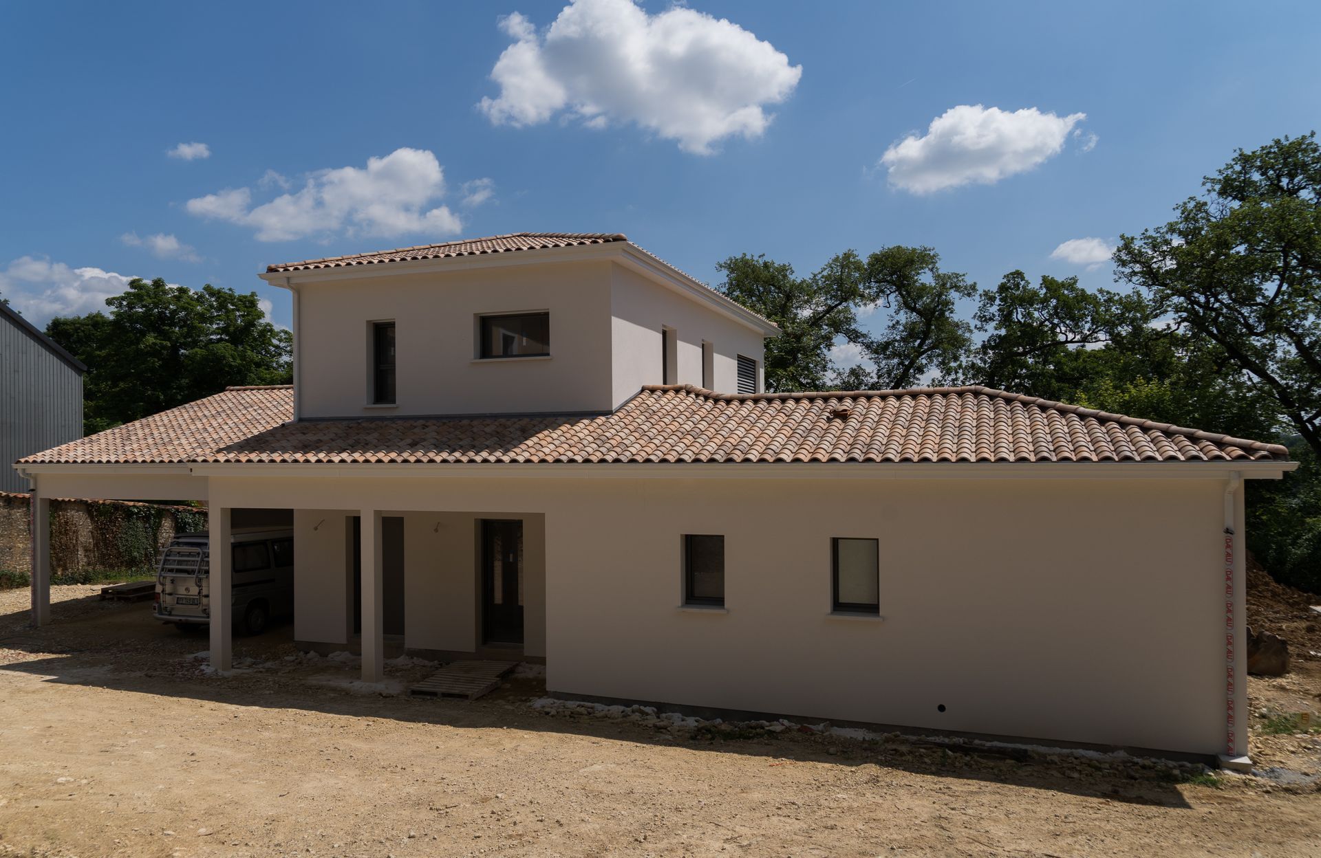 Grande maison au crépi beige à étage