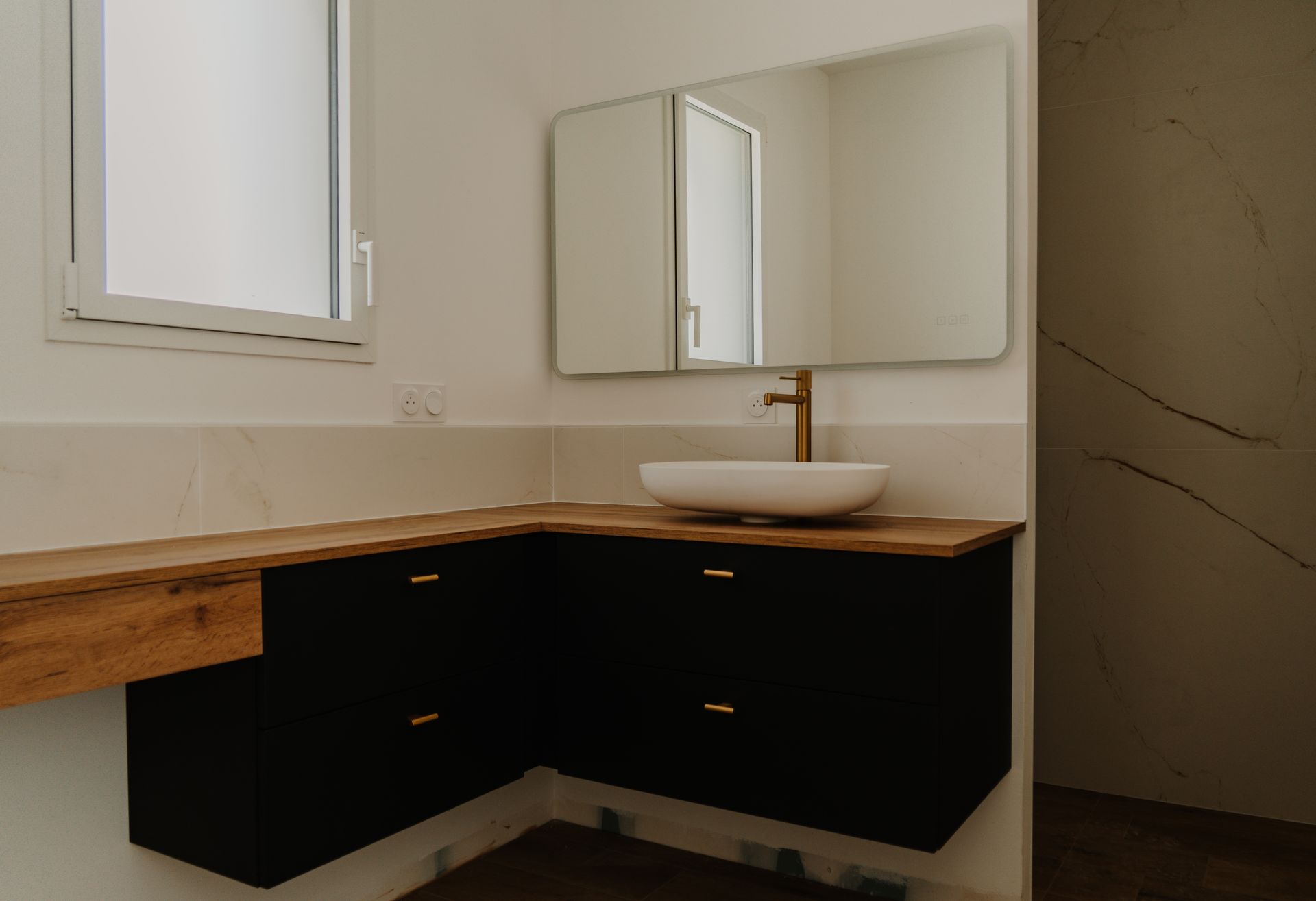 Salle de bain avec meuble vasque