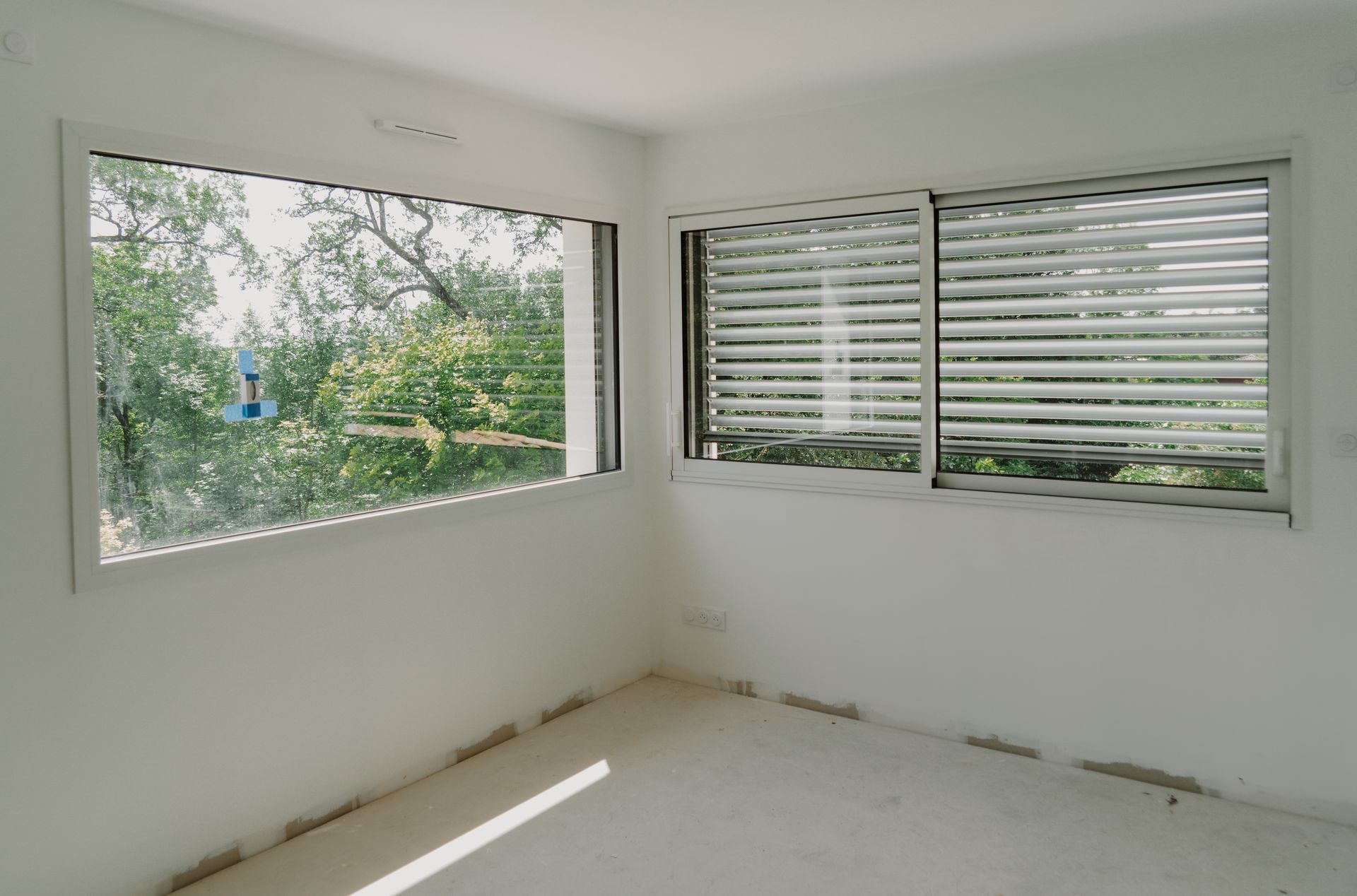 Petite pièce avec deux fenêtres rectangulaires