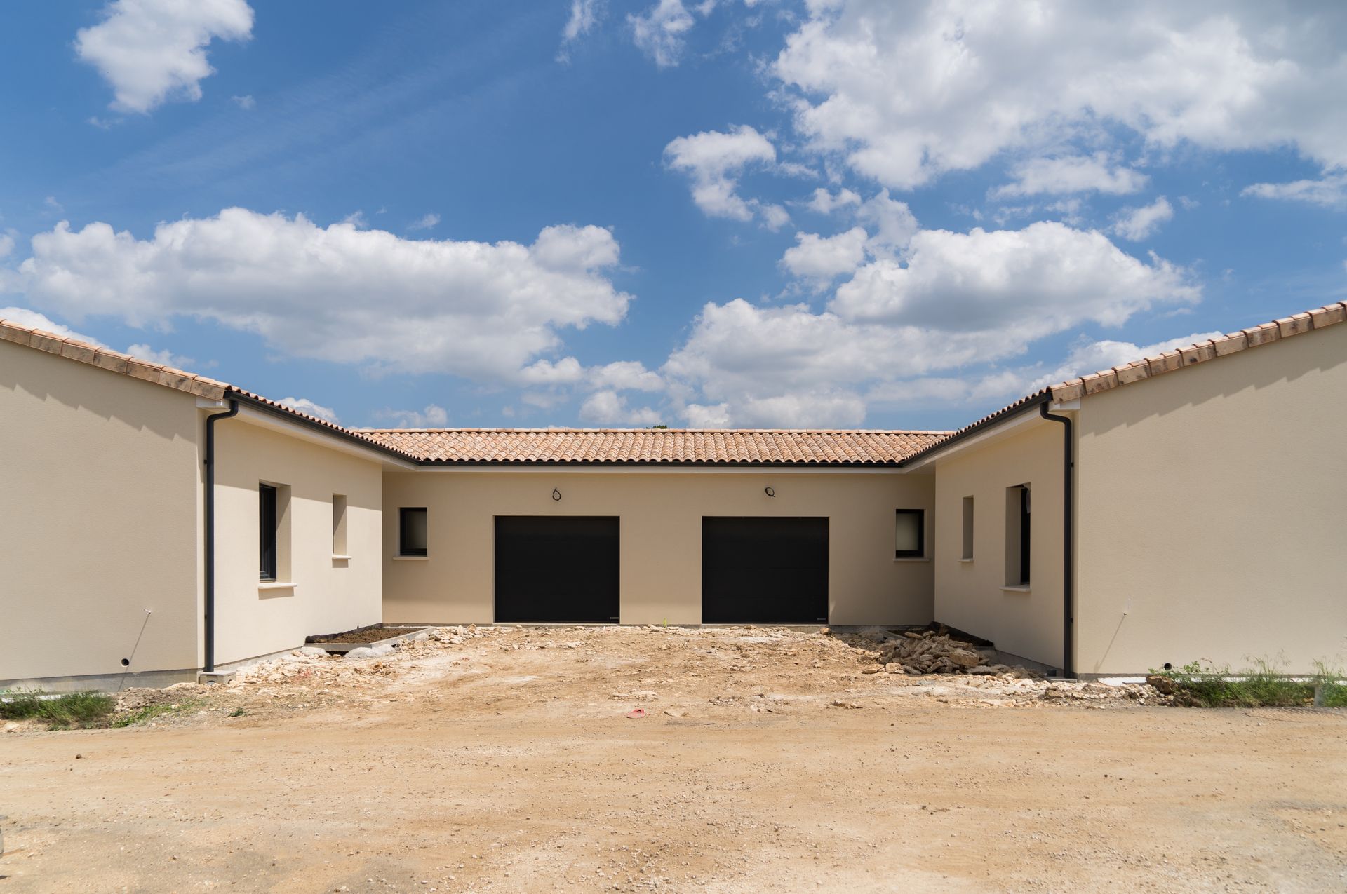 Grande maison de plain pied avec crépi clair