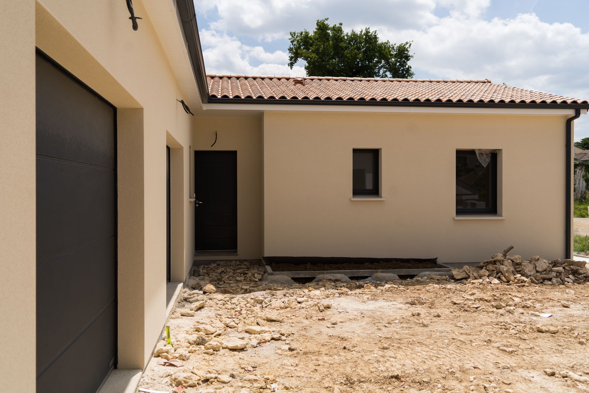 Maison en L avec crépi beige