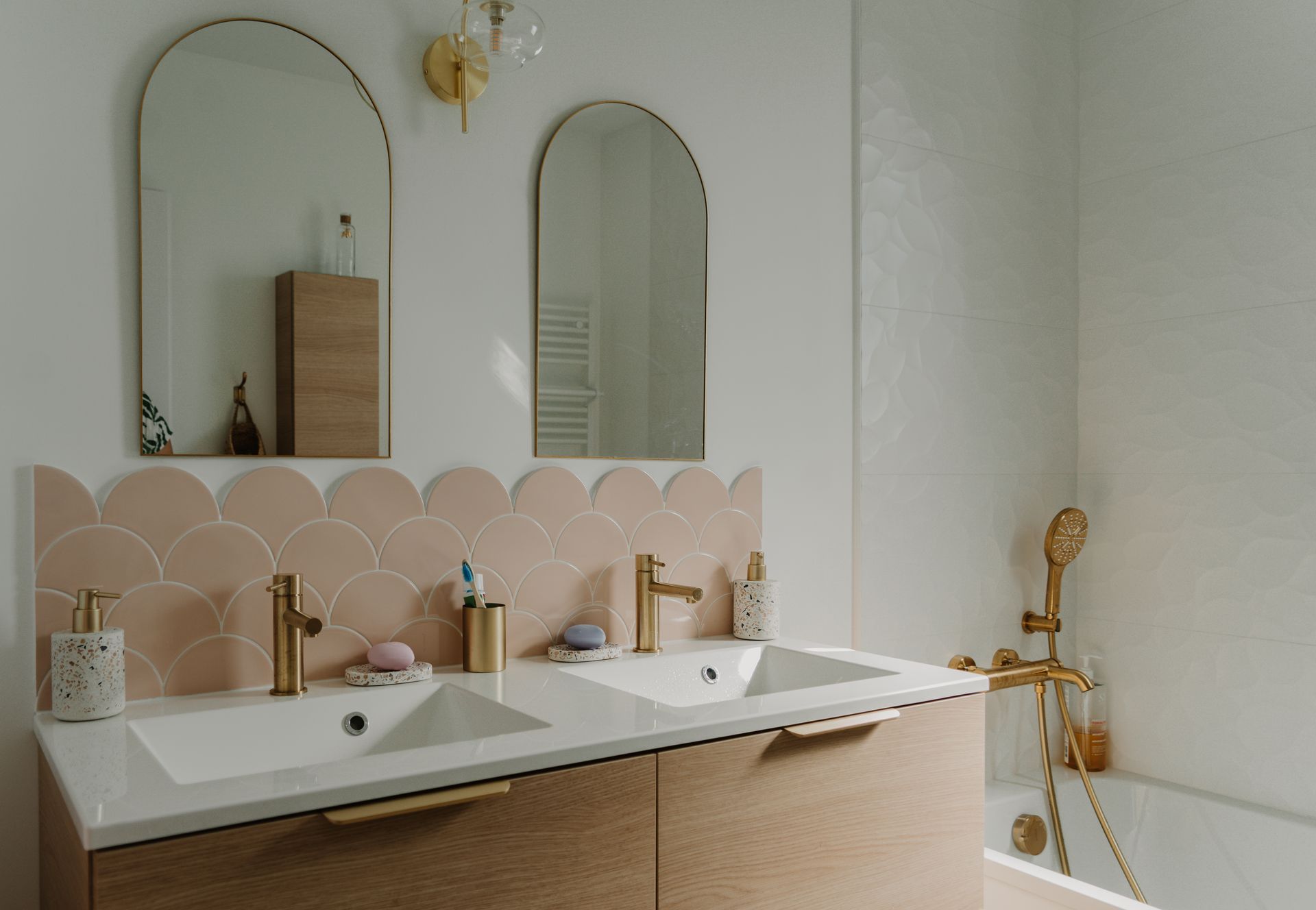 Salle de bain fancy avec faïence circulaire