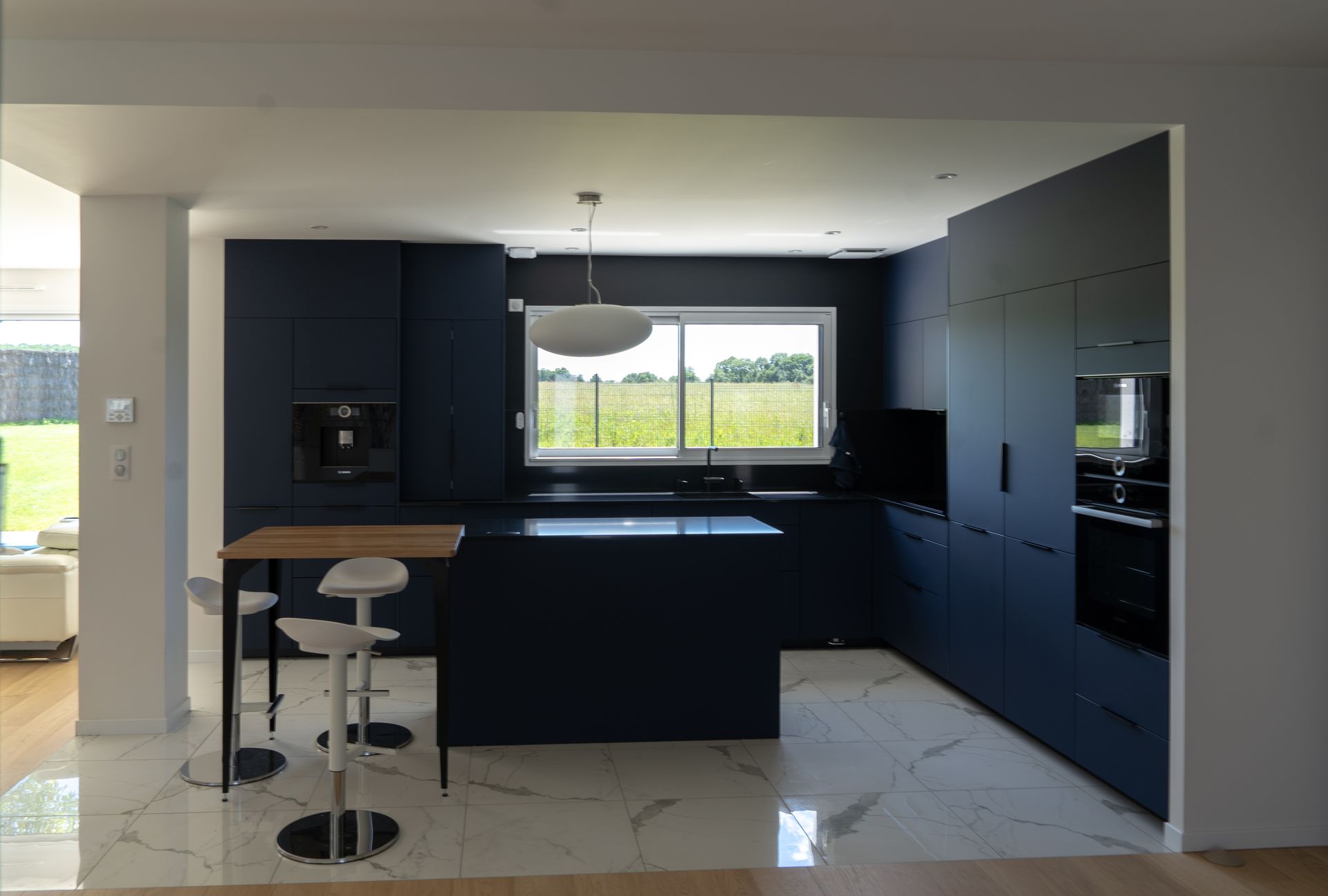 Cuisine noire avec mobilier type tabouret haut