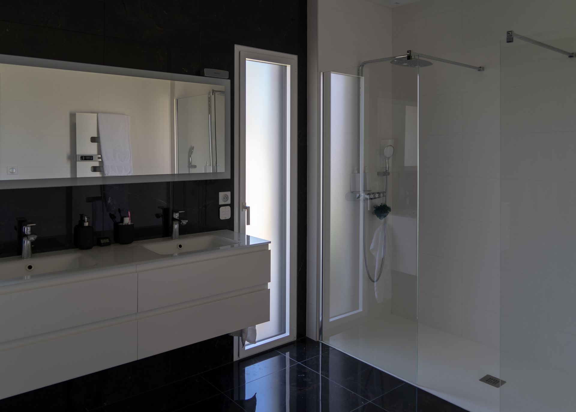 Salle de bain avec douche et lavabo