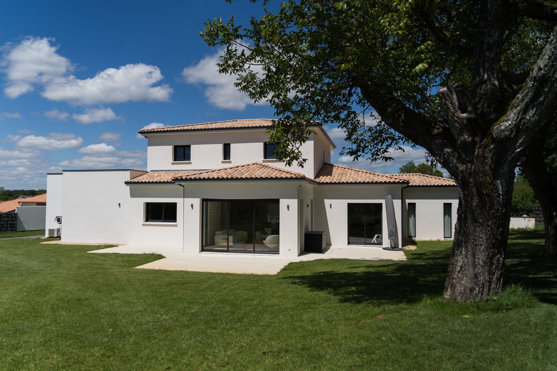 Villa blanche avec jardin d'herbe