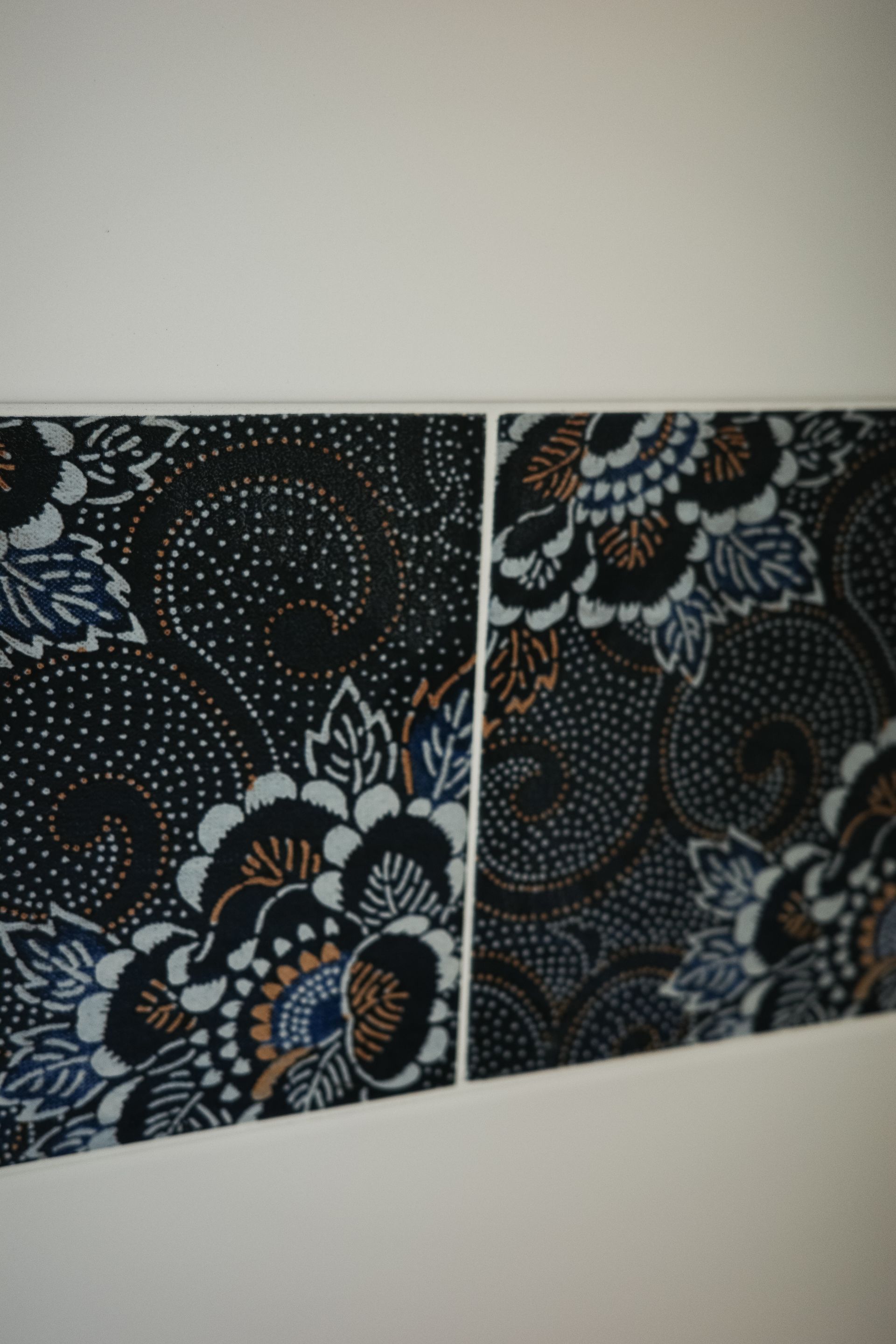 Faïence noire avec motif floral