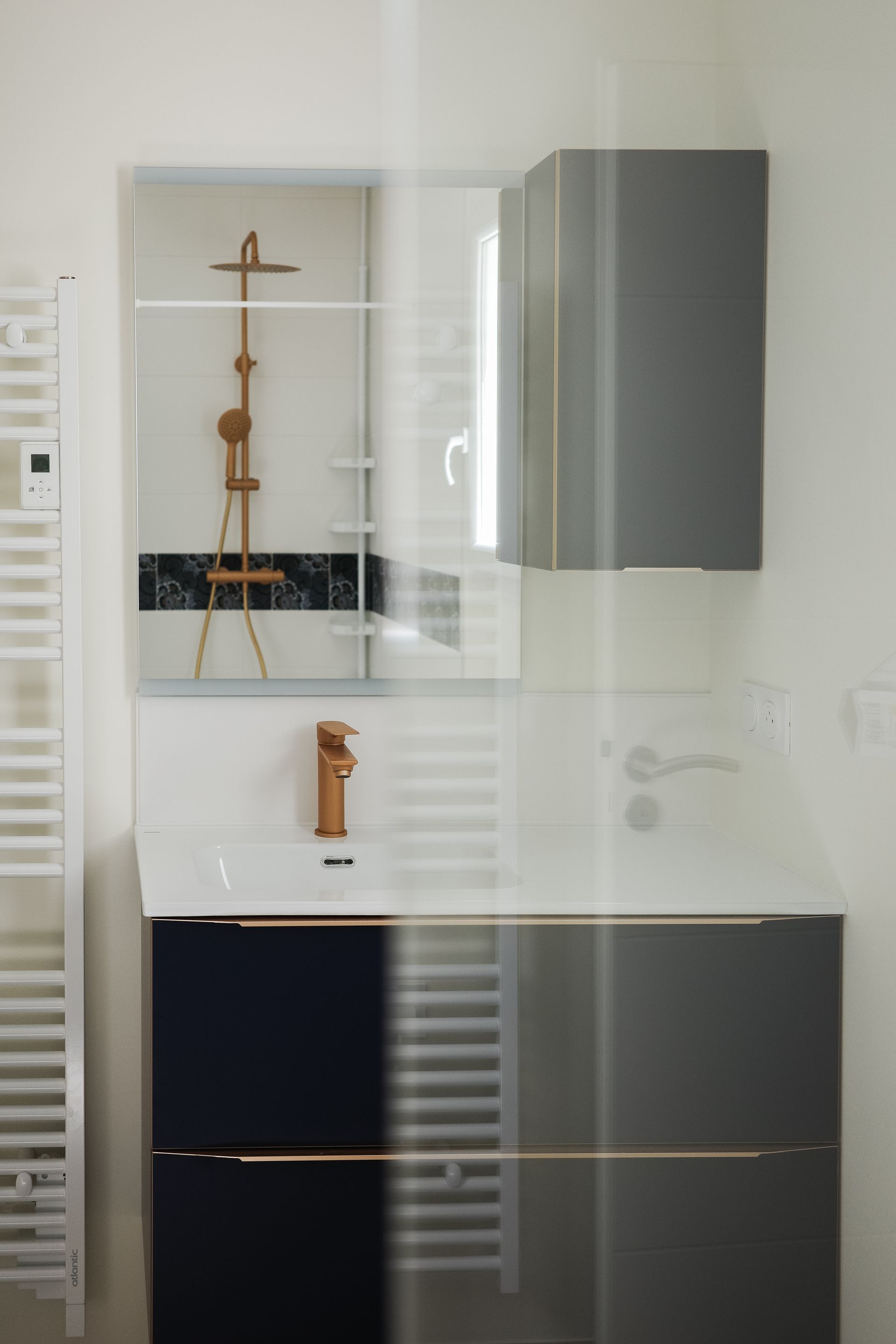 Salle de bain avec mobilier noir