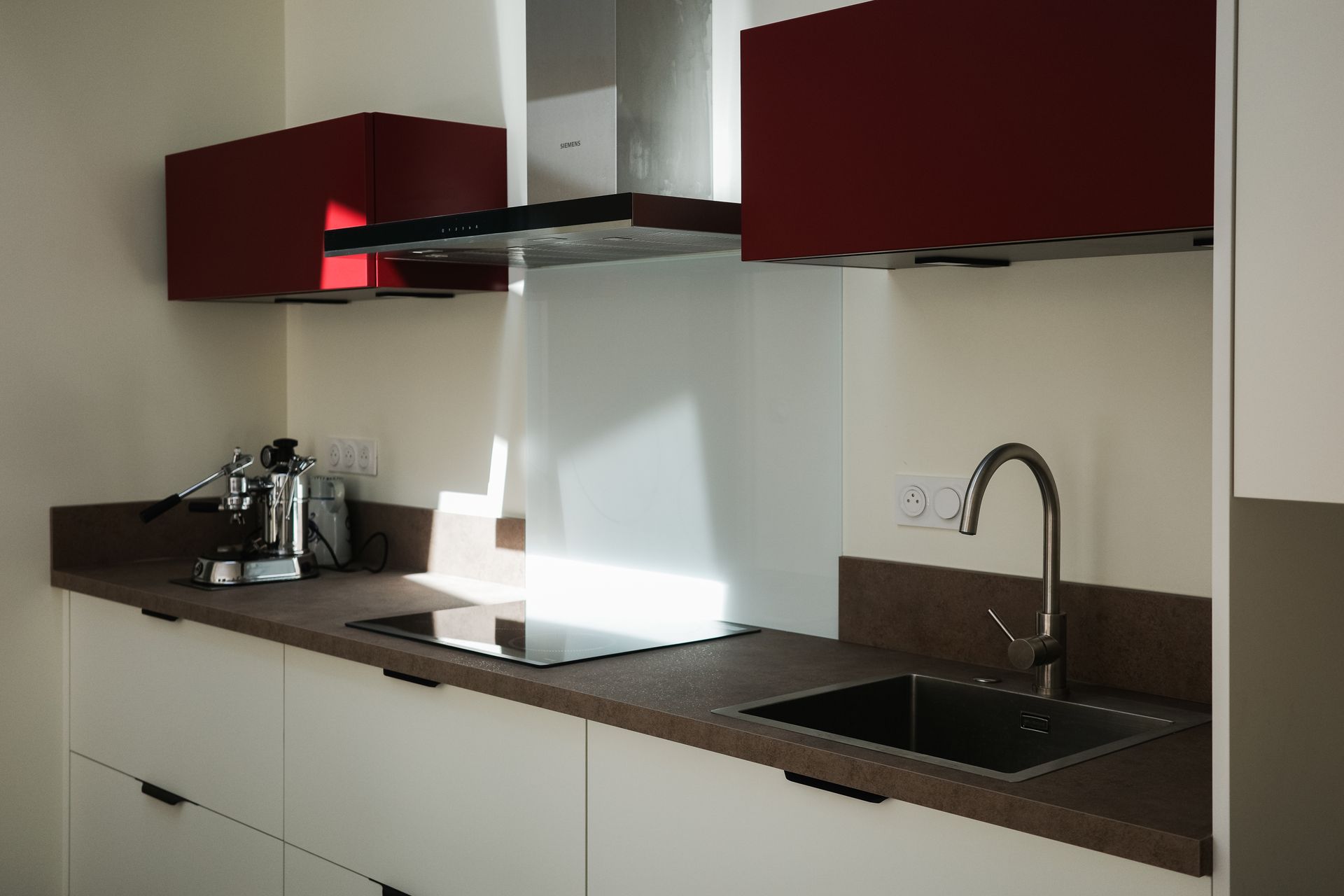 Cuisine aménagée avec meubles rouges