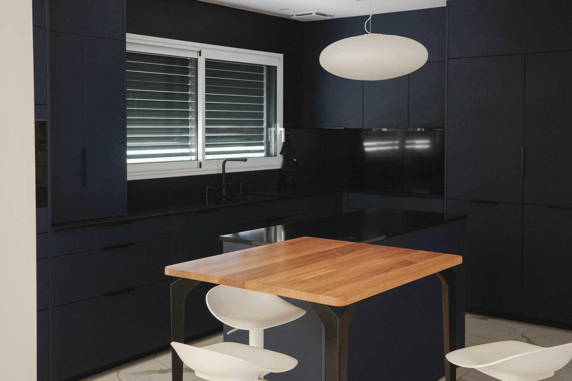 Petit salon aux murs noirs