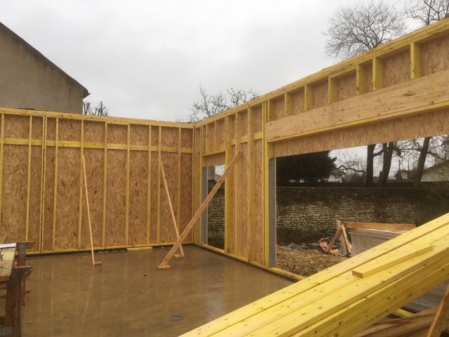 Angle de murs en bois d'une maison passive