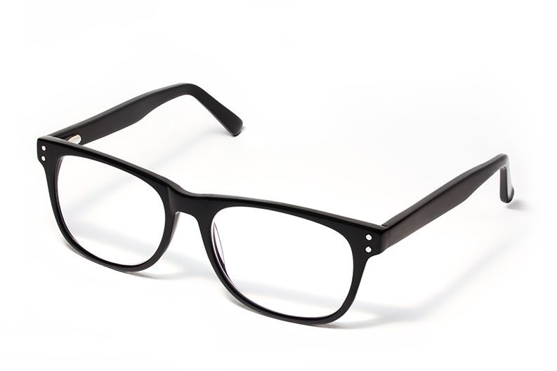 Schwarze, rechteckige Brille mit klaren Gläsern auf weißem Hintergrund