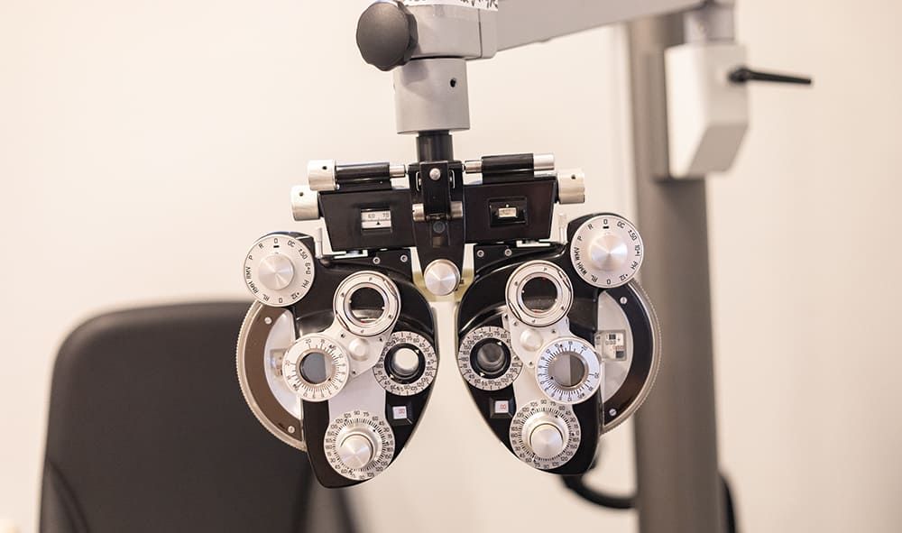 Optometristen-Phoropter mit mehreren Linsen, montiert auf einem Augenuntersuchungsstuhl