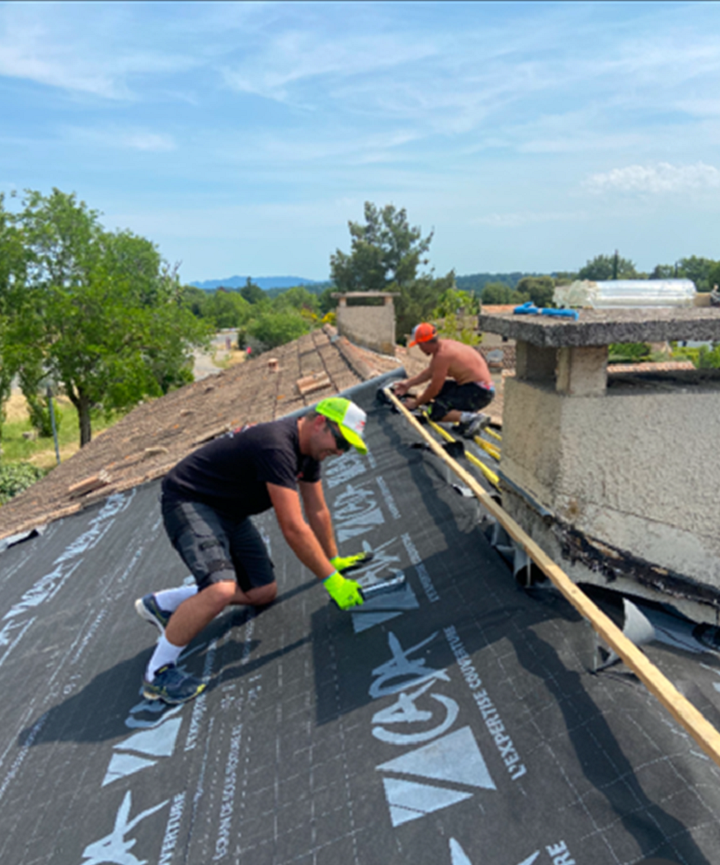 Pose de l'étanchéité sur un toit
